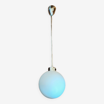 Suspension minimaliste opaline et acier chromé