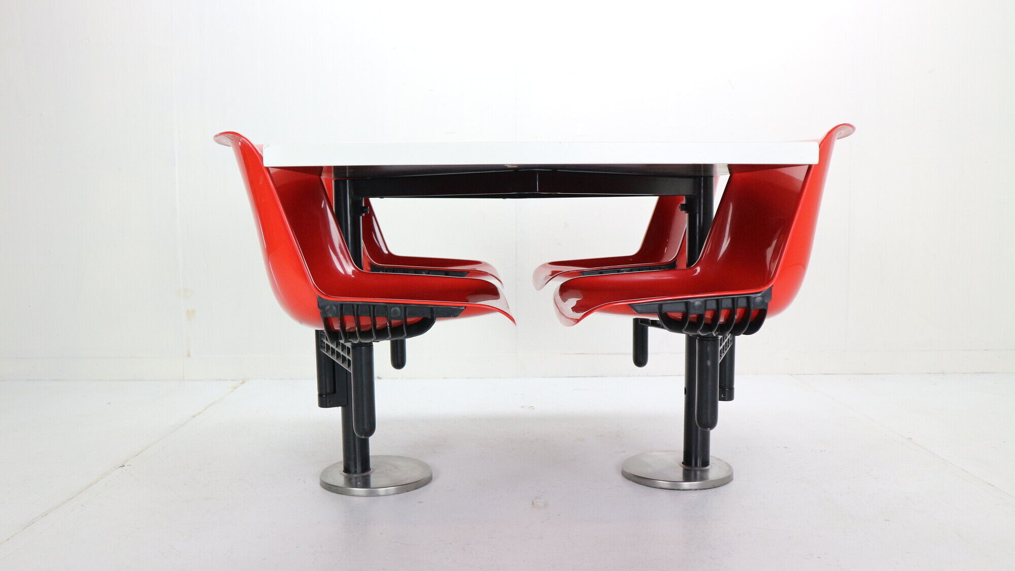 Osvaldo Borsani contemporary table and 4 build in chairs for Tecno, 1970s