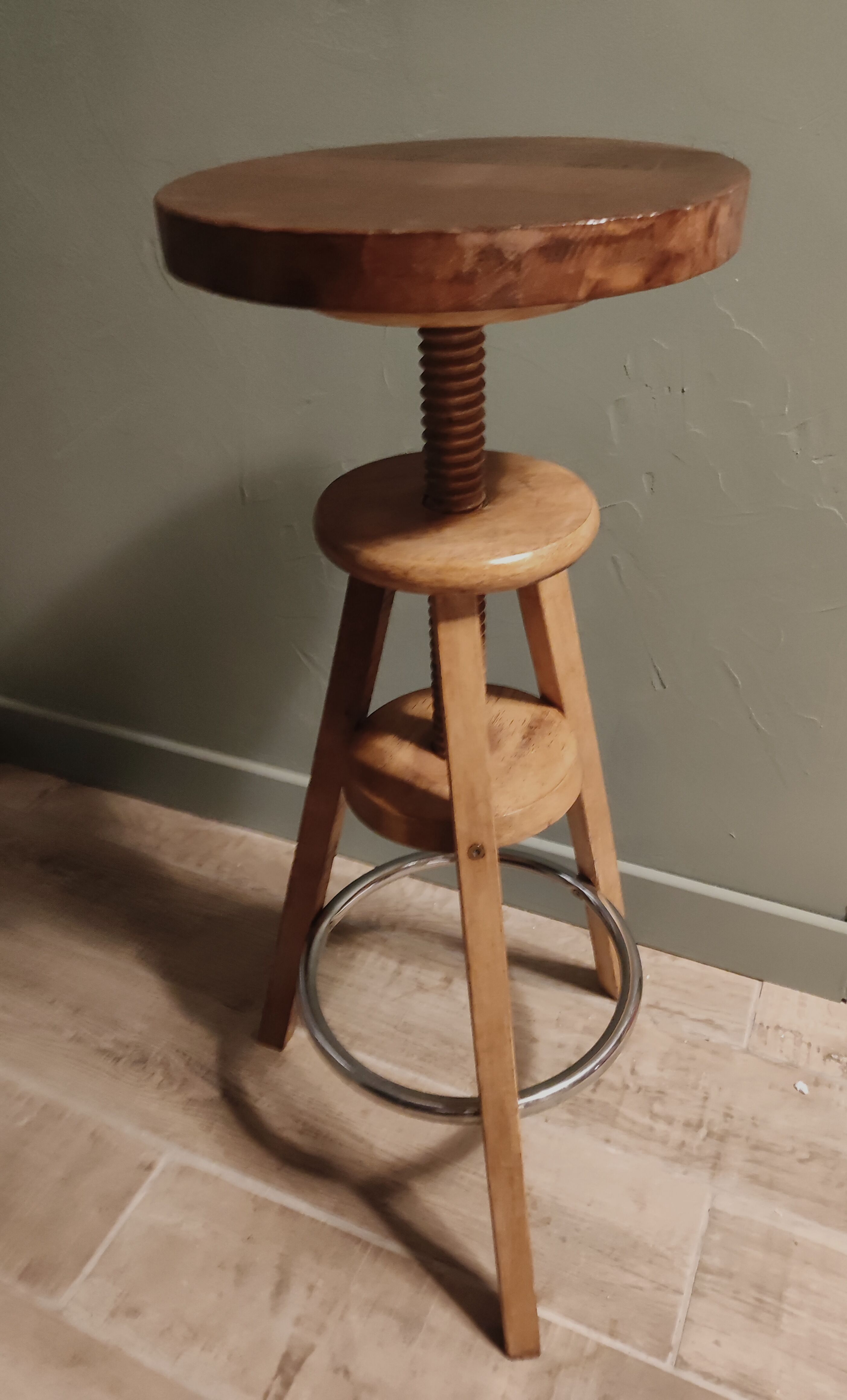 Wood stool with tripod screws