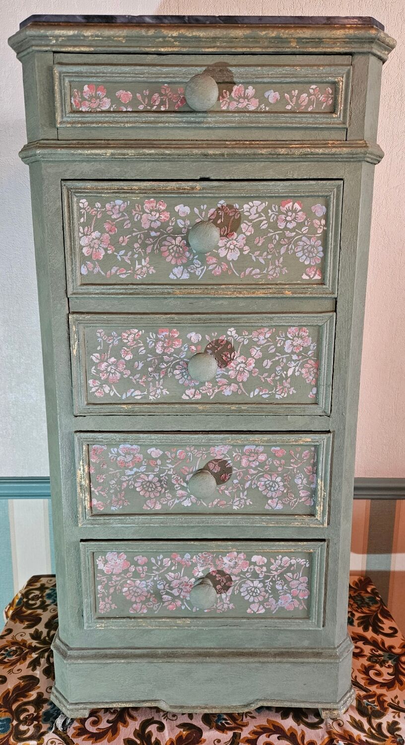 Chest of drawers
