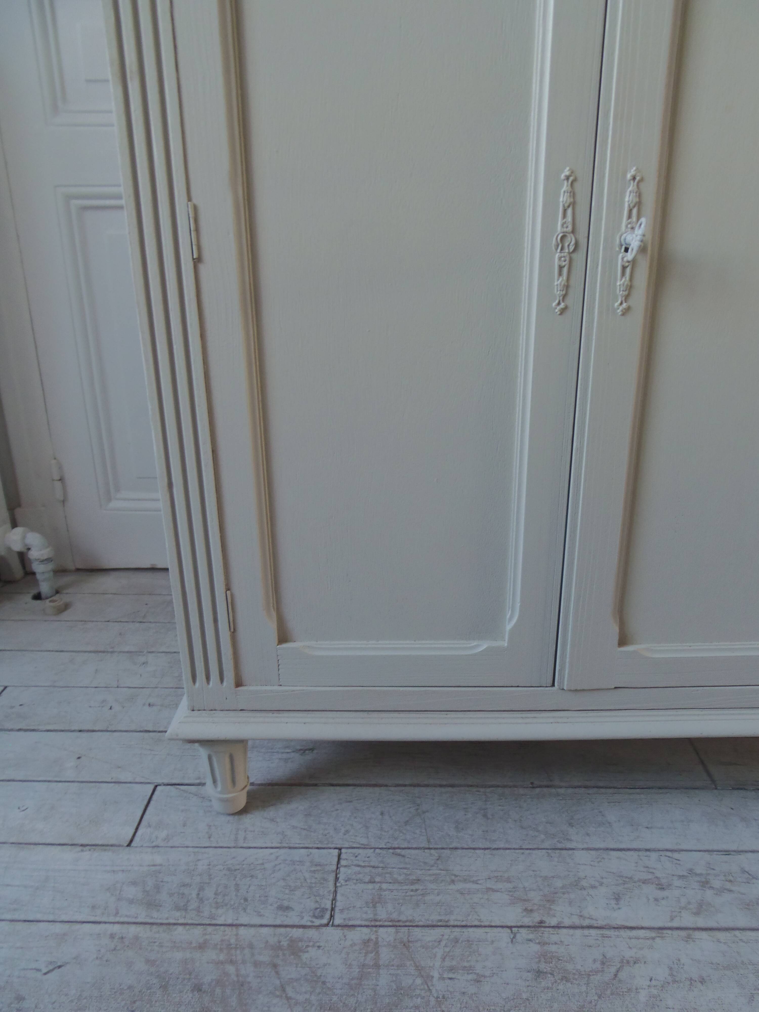 Small vintage piece of furniture sublimated in a linen shade, wooden top.