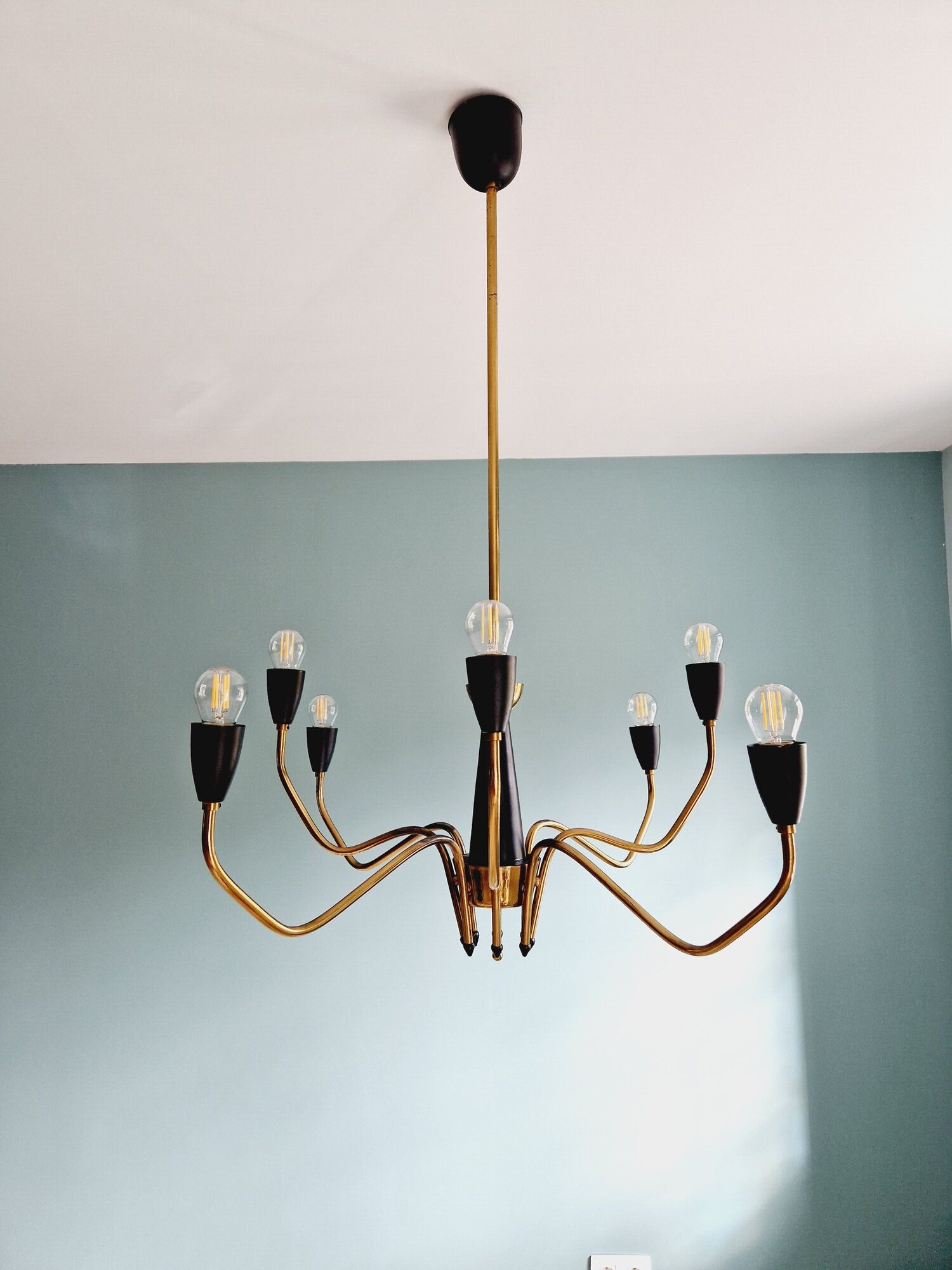 Spider chandelier in brass and black lacquered metal Italian design 1950s