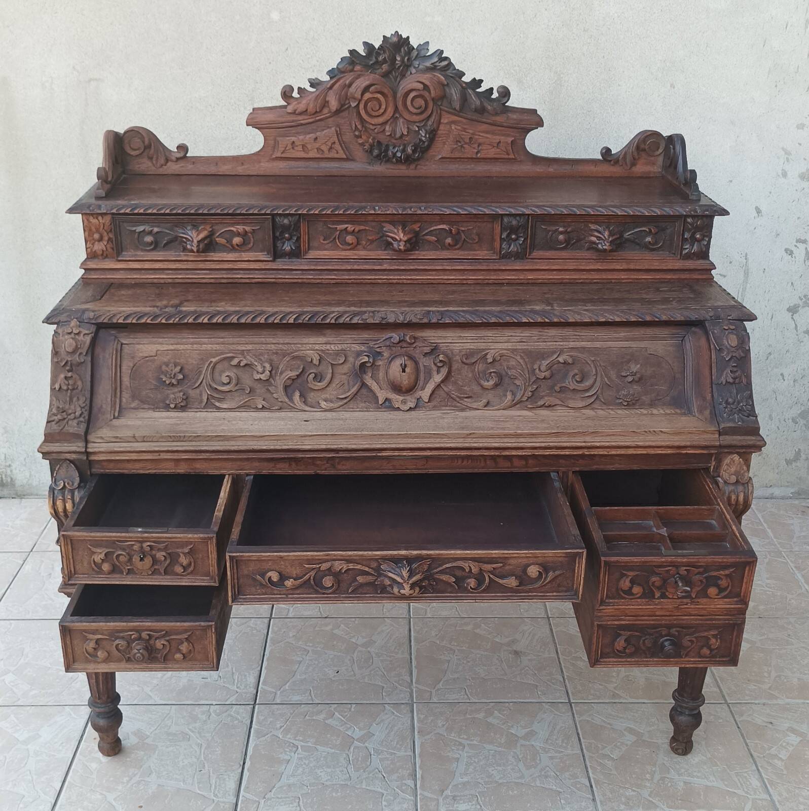 Louis XIII cylinder desk in carved oak, 19th century.