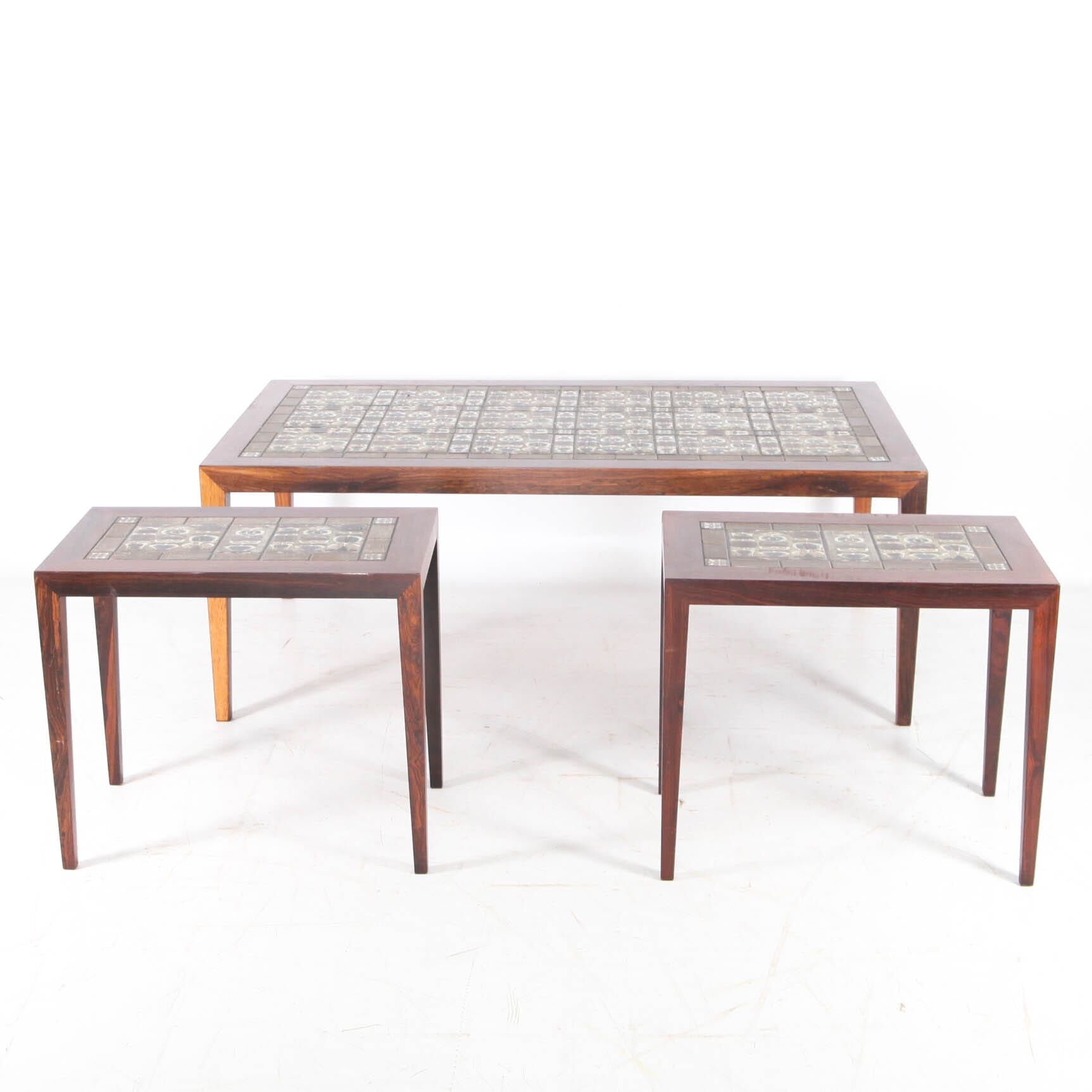 Set of coffee tables in rosewood and ceramic.
