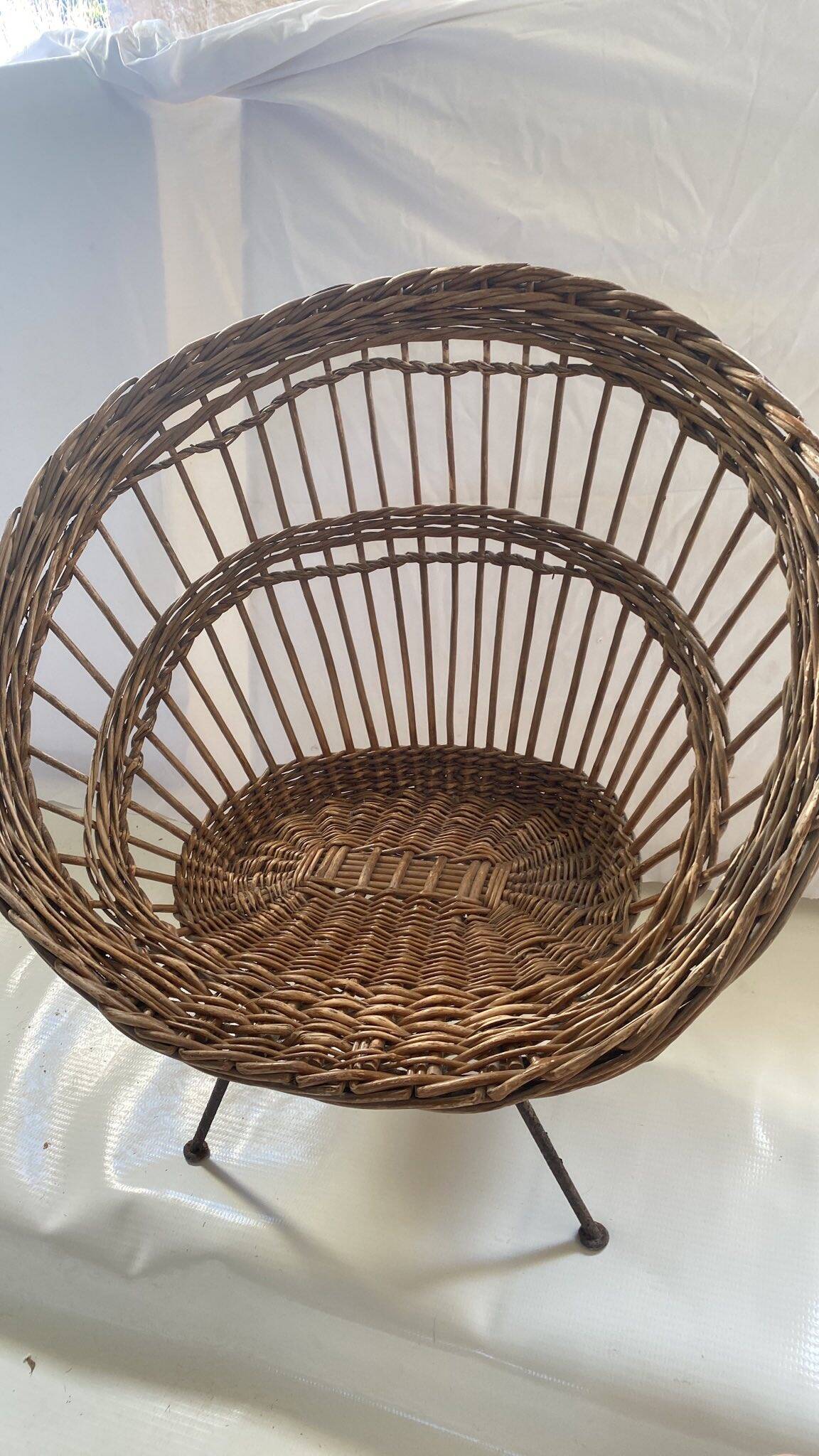 Vintage armchair – good condition, small legs