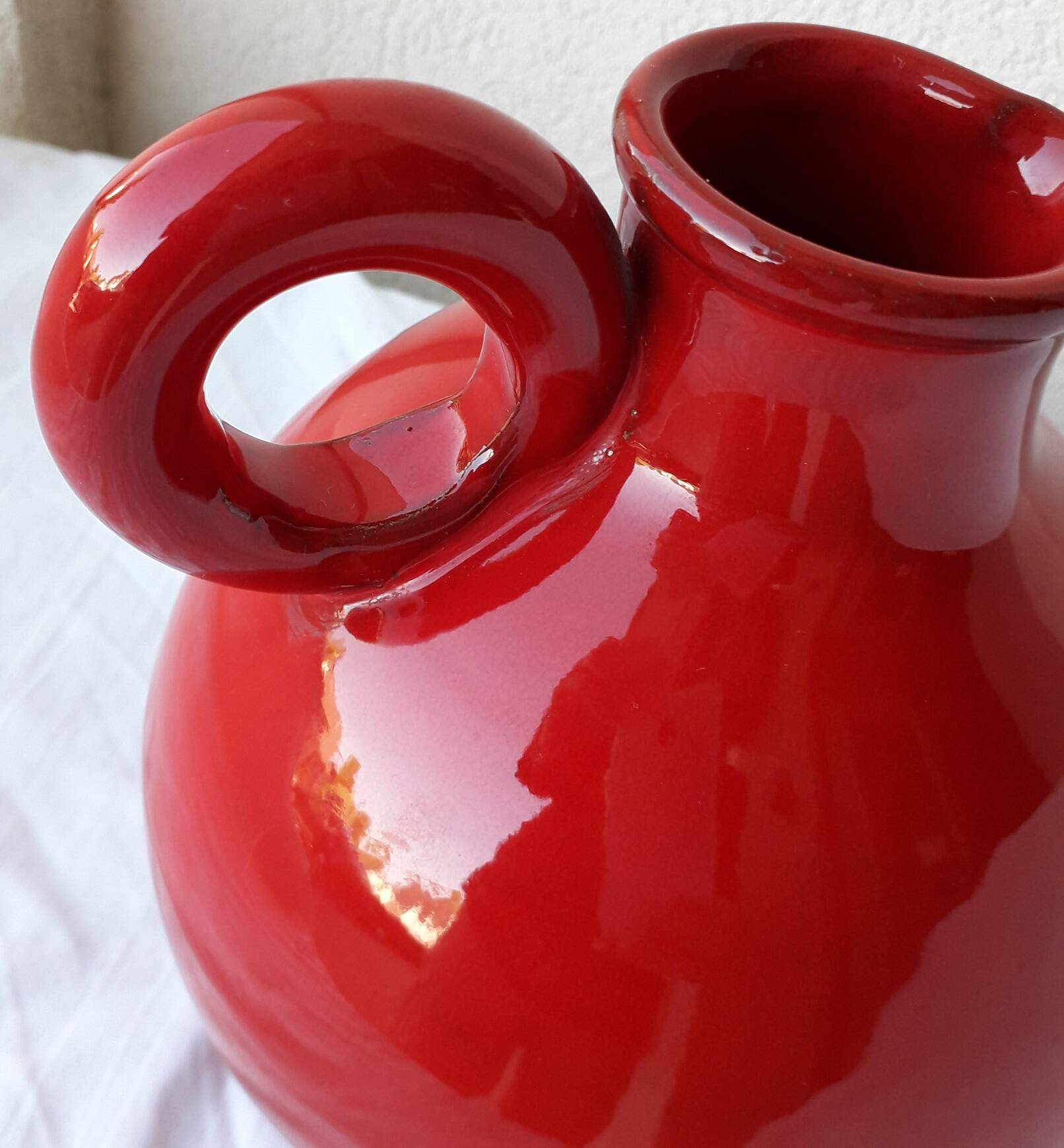 Pichet rouge en céramique