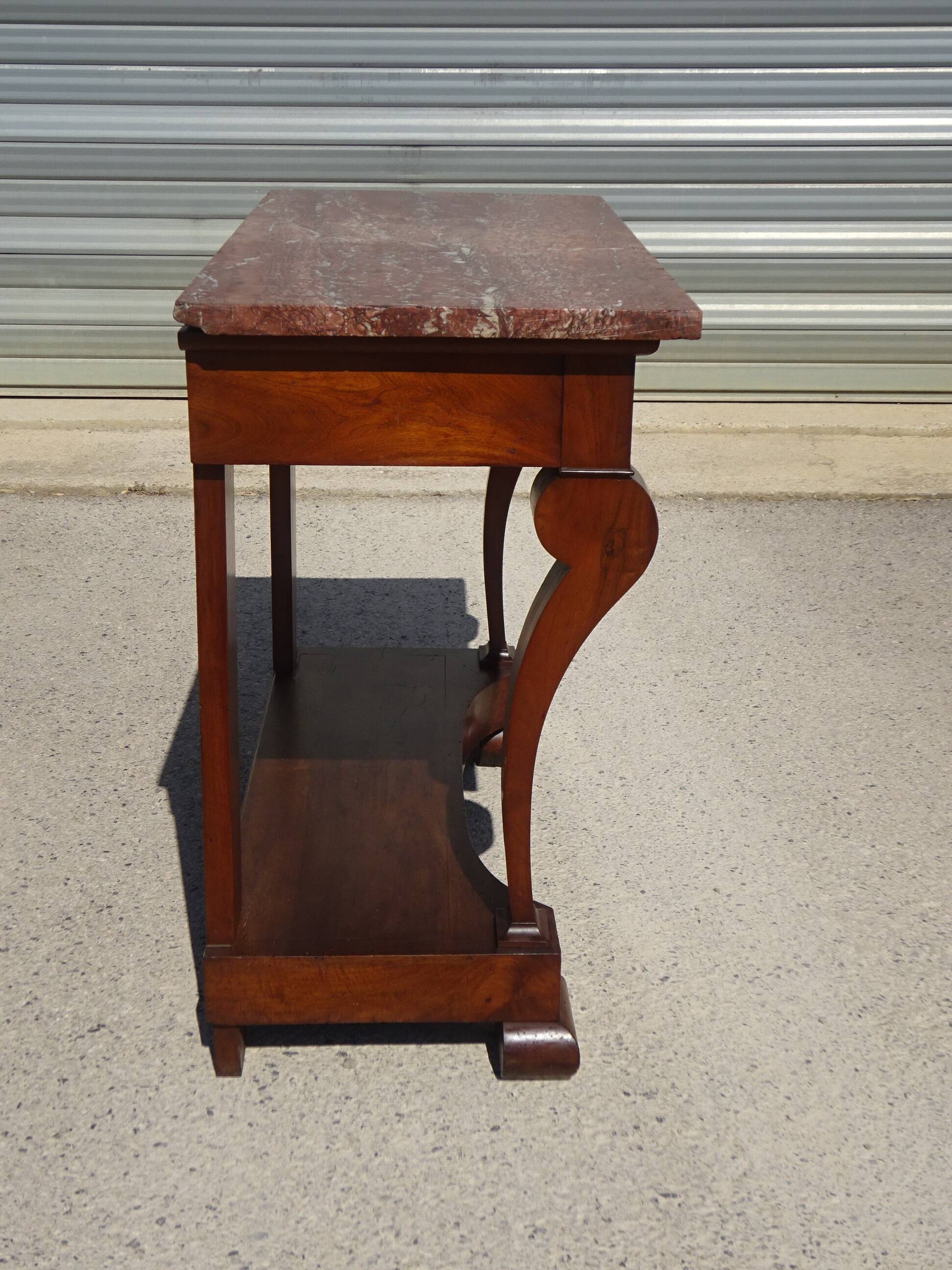 Console époque Restauration, style  Charles X en noyer avec marbre griotte