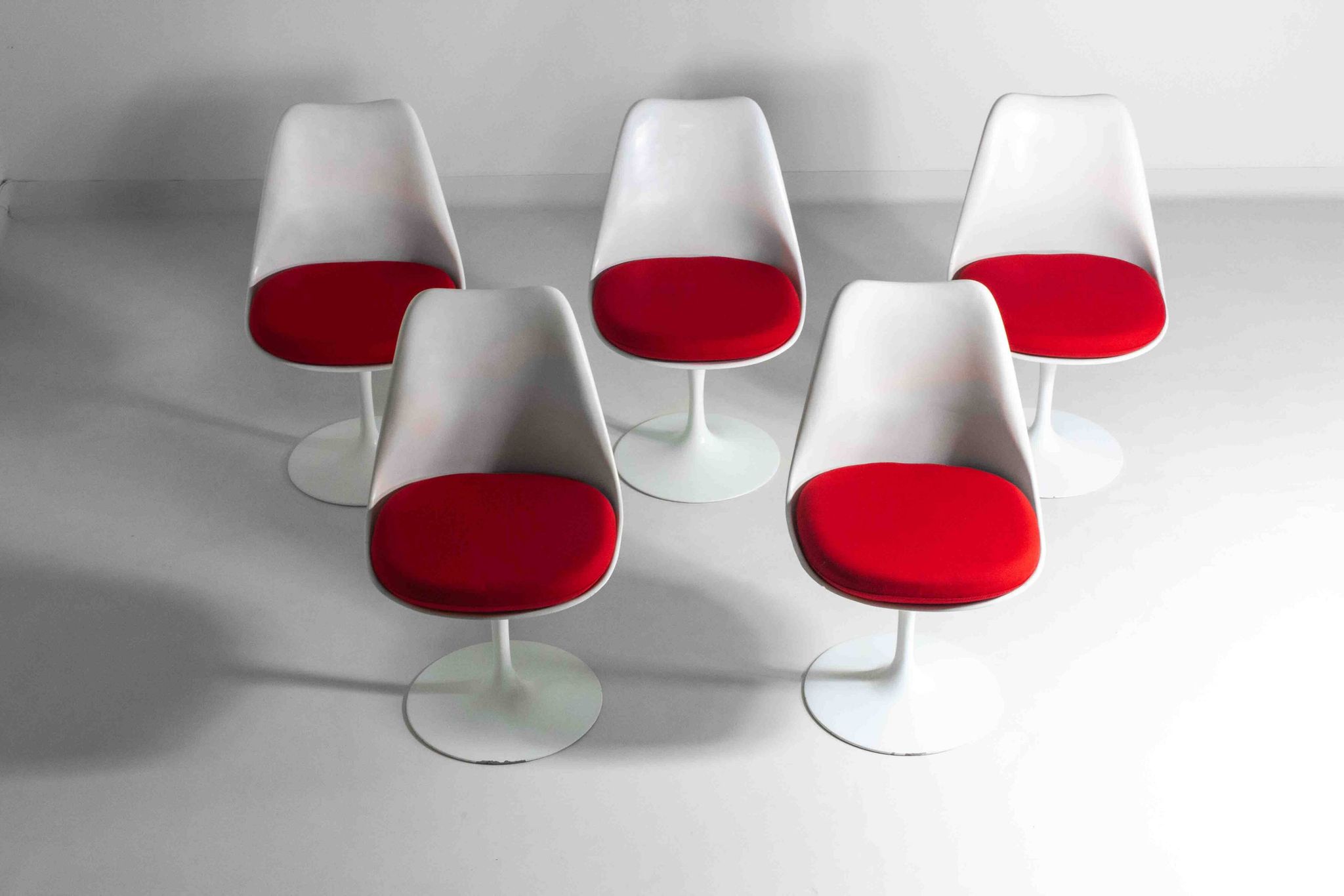 Beautiful set of 5 tulip chairs by Eero Saarinen for Knoll International, 1970s