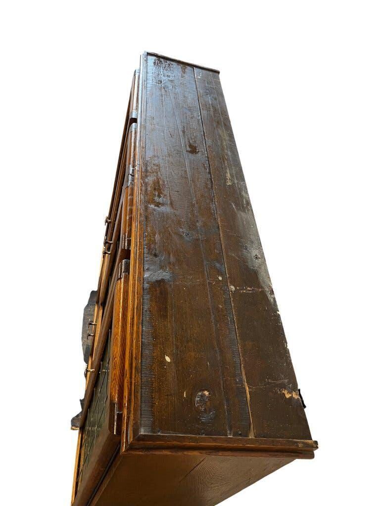 Armoire murale vintage en bois avec vitrail vert