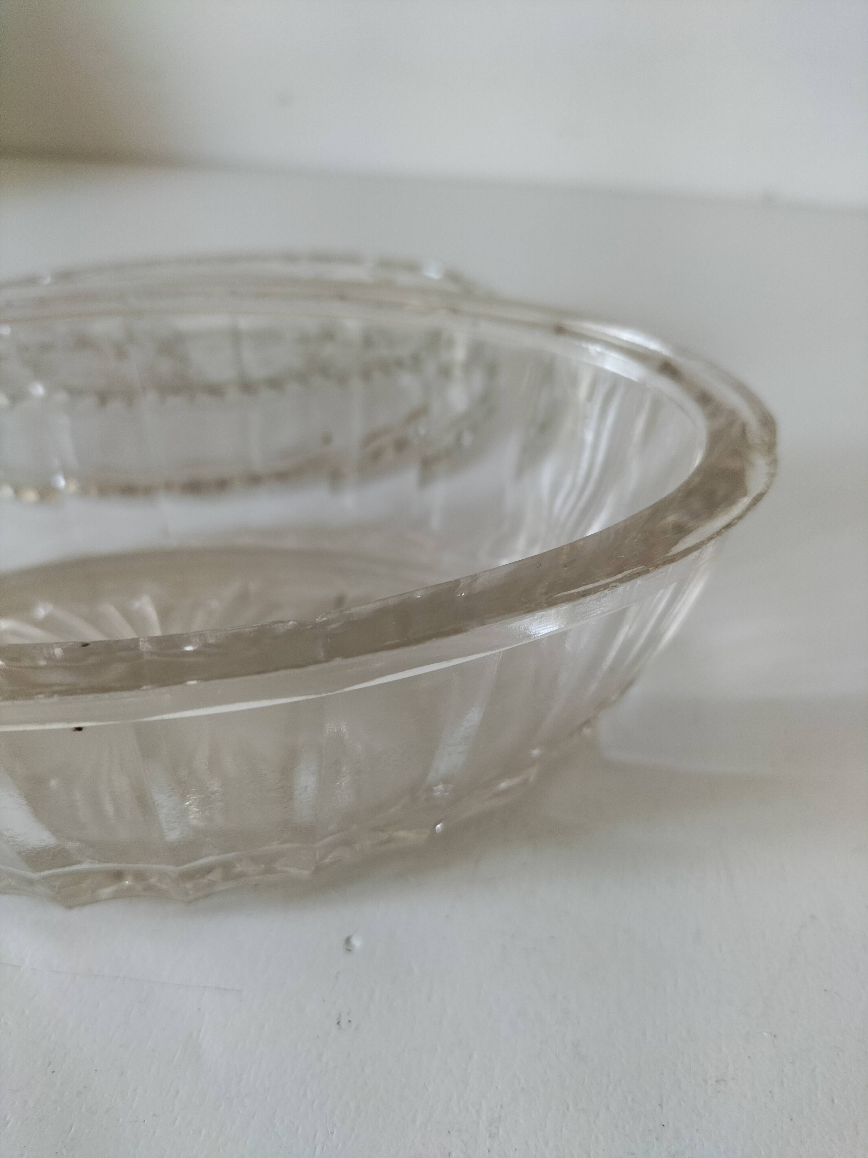 Beurrier vintage en verre pressé décor vache