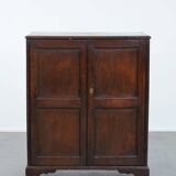 Charmant et intemporel meuble-commode ancien en chêne anglais du début du XIXe siècle, avec deux portes et une serrure fonctionnelle.