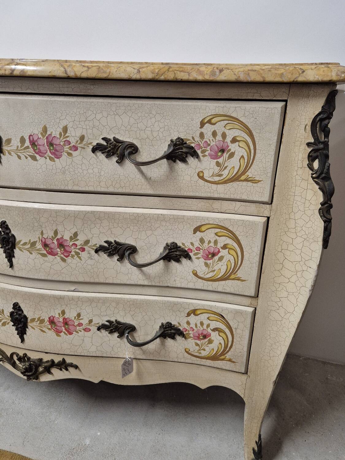 Louis XV style chest of drawers painted with flowers, Italian manufacture