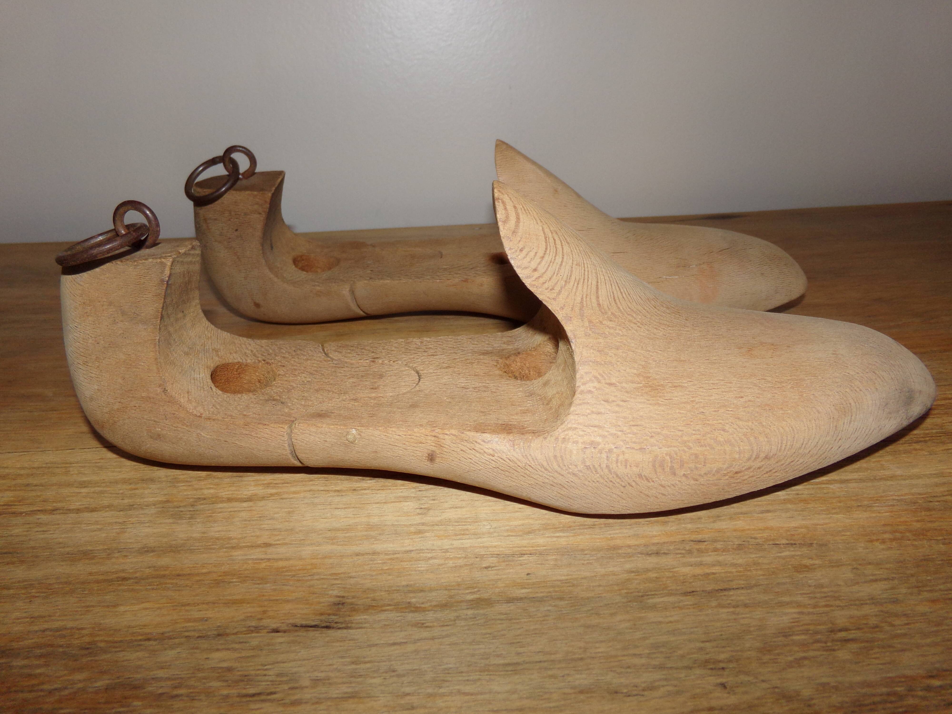 Paire d'embauchoirs en bois brut