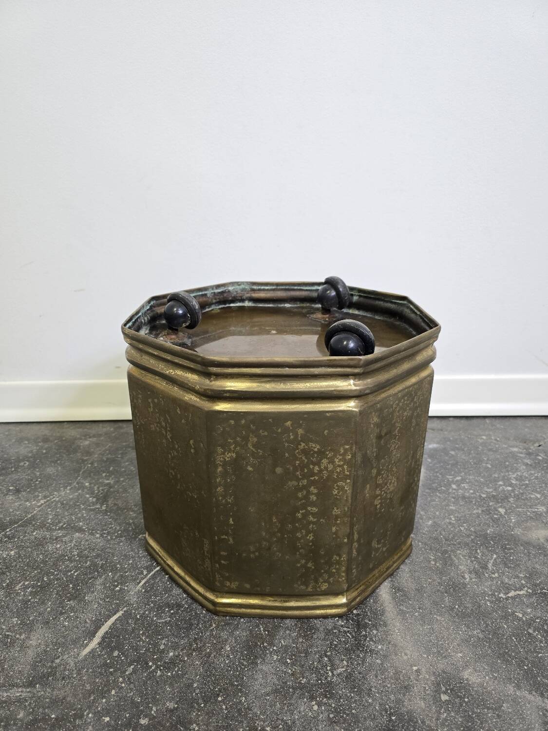 Vase en laiton sur roues