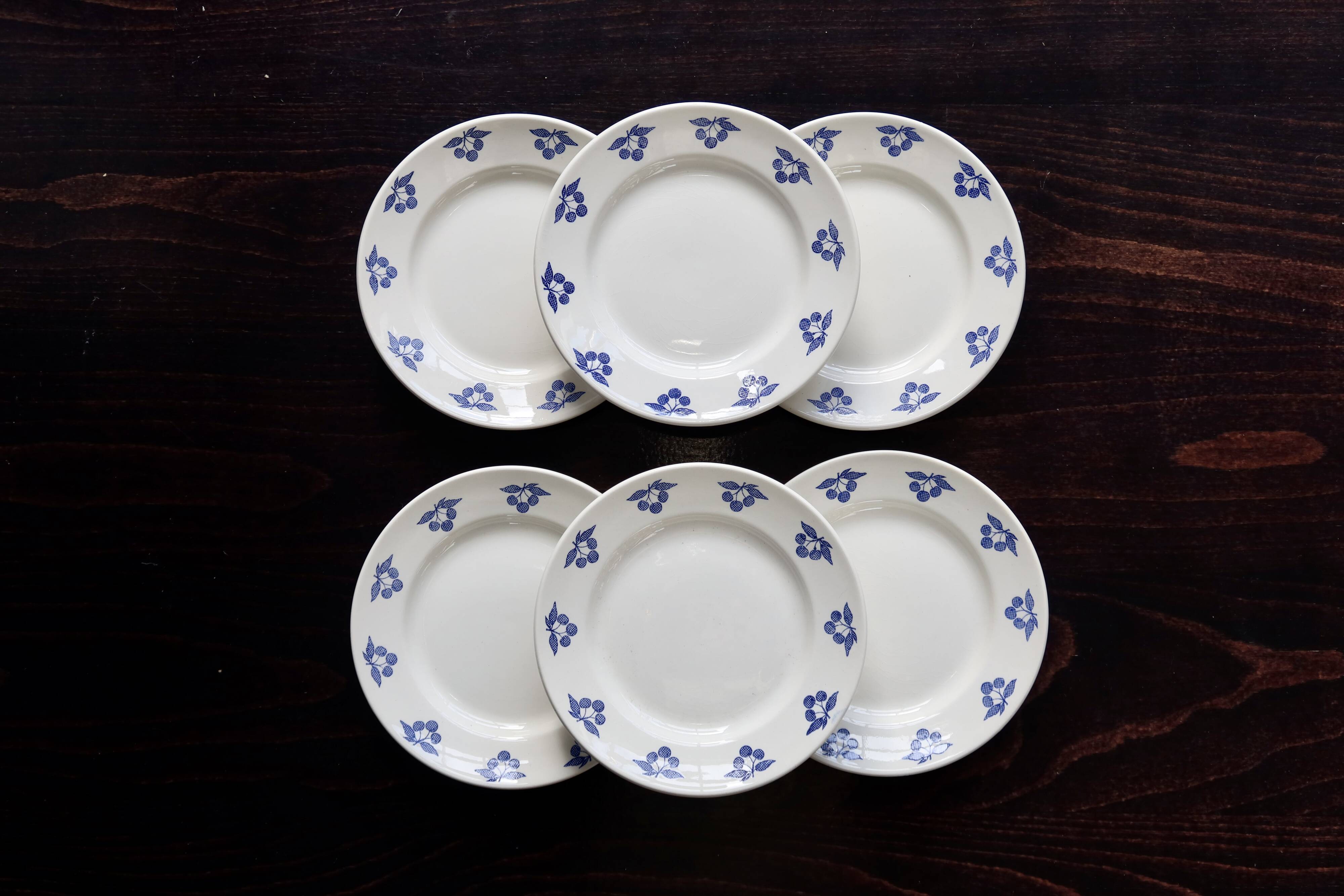 6 assiettes à dessert vintage faïence blanche - Décor cerises bleues