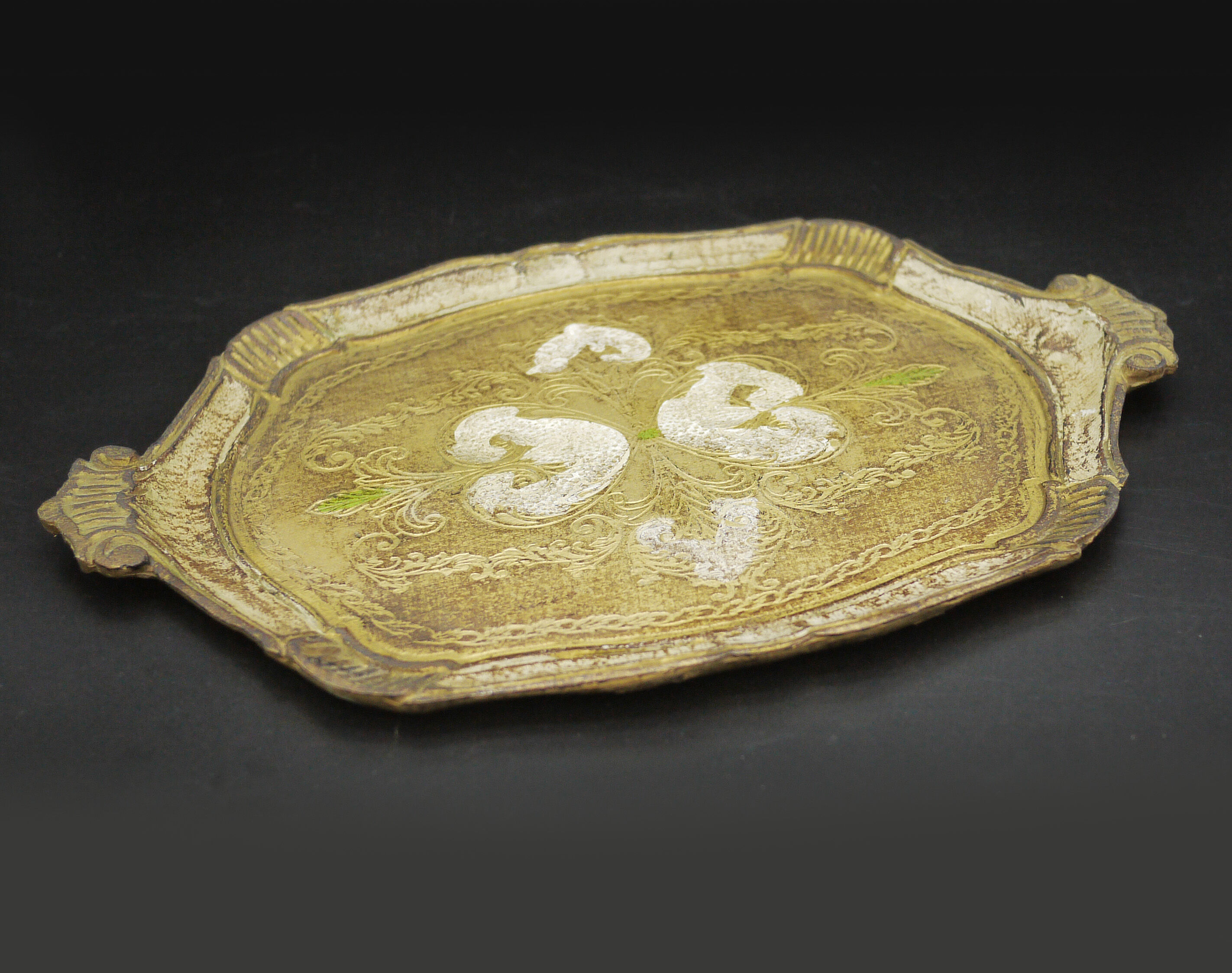 Florentine wooden tray painted with the hand of oval shape