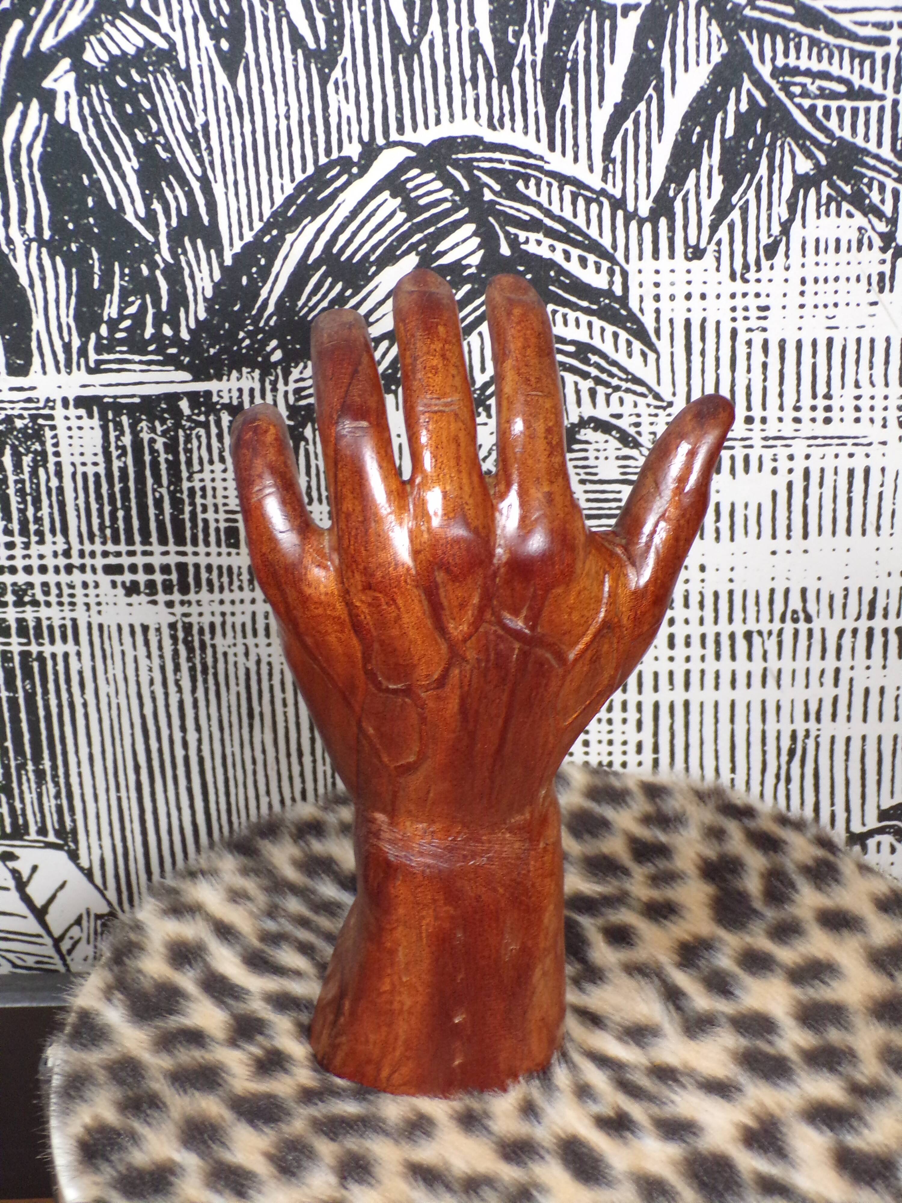 Main sculptée en teck années 1960