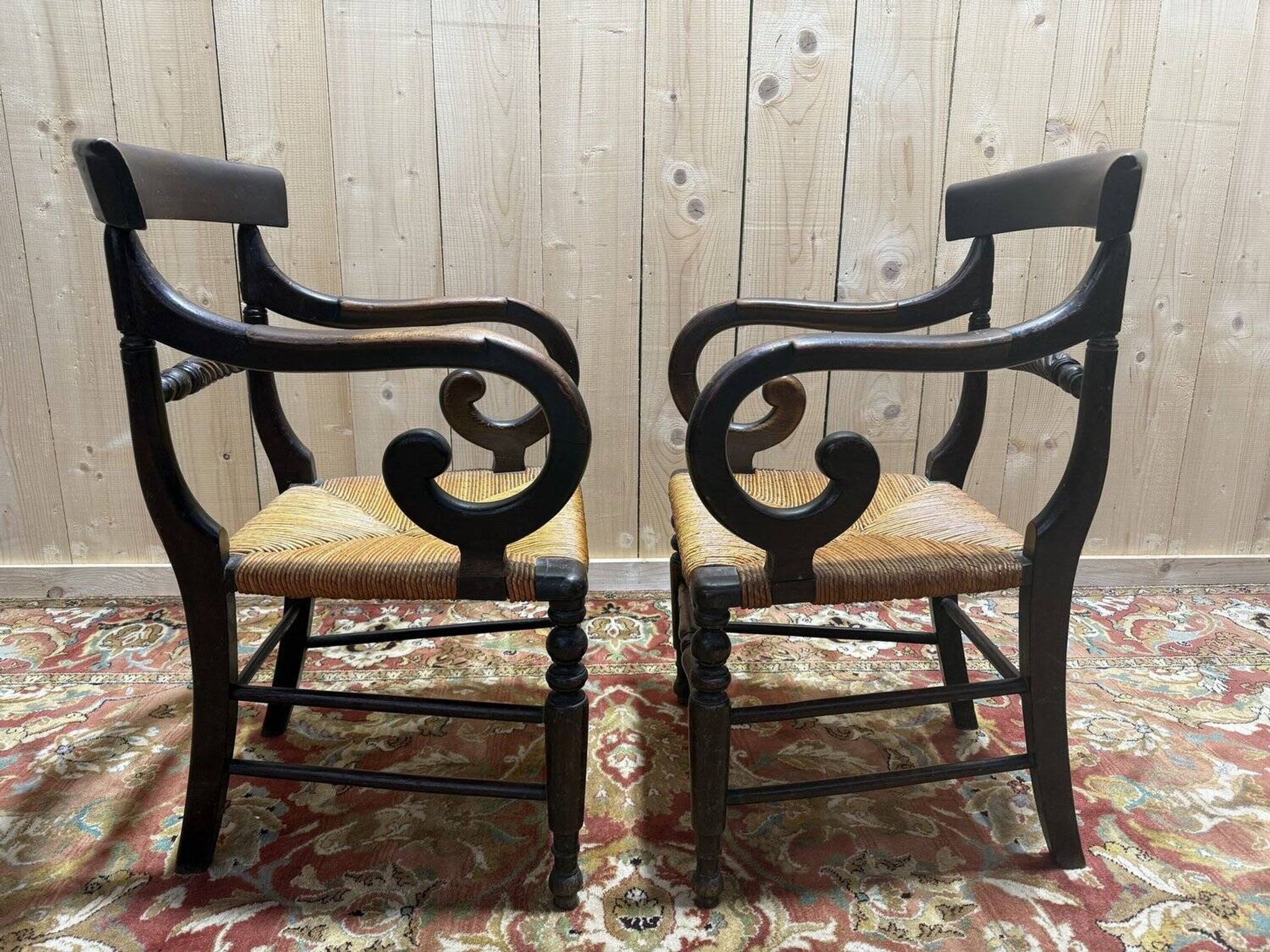 Paire de fauteuils paillés rustiques