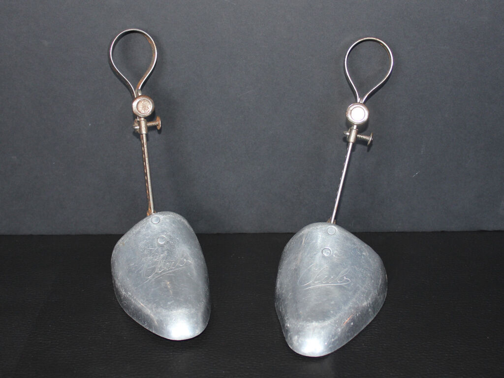 Pair of metal edause