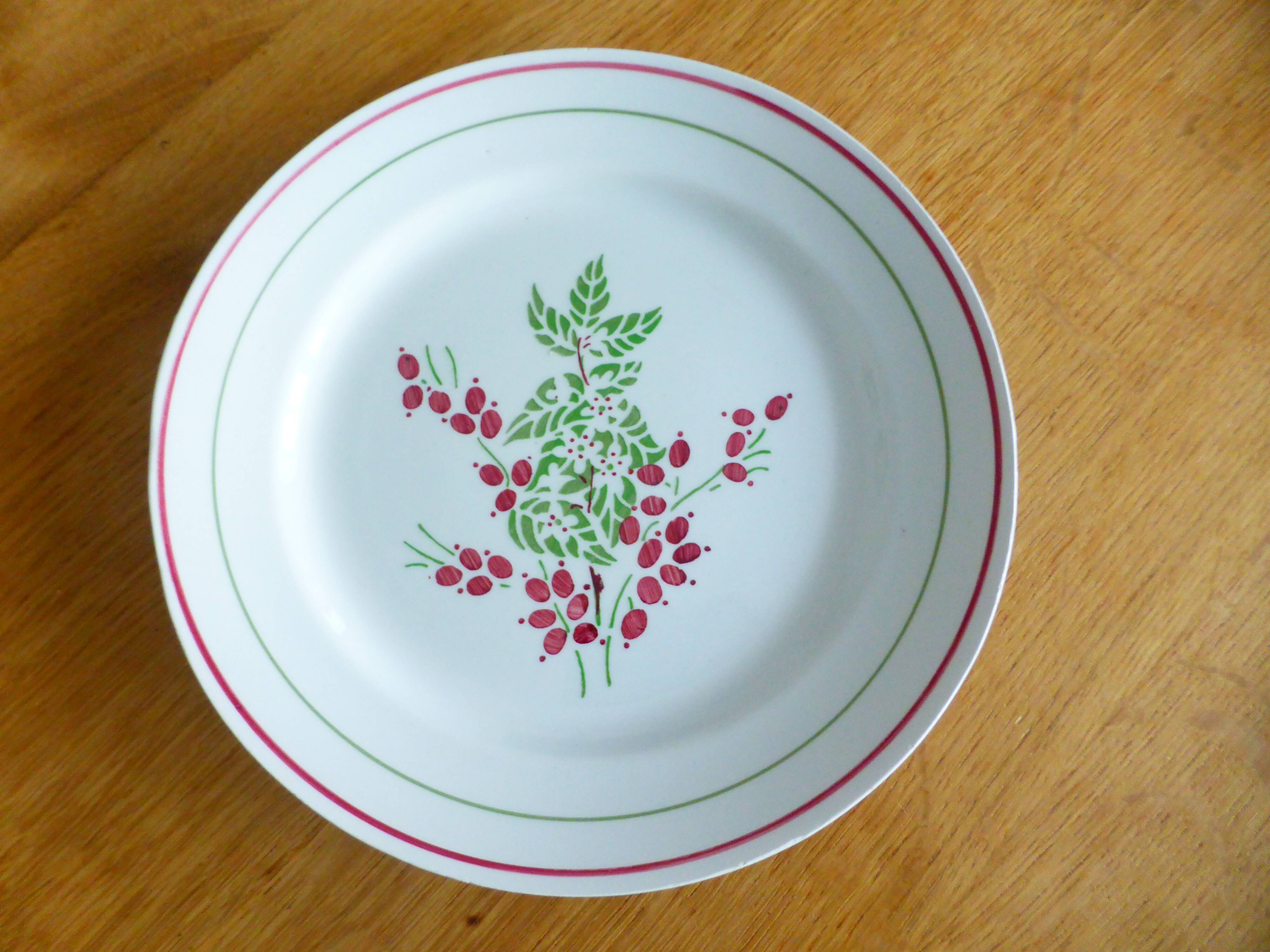 1 red and green plate 221238