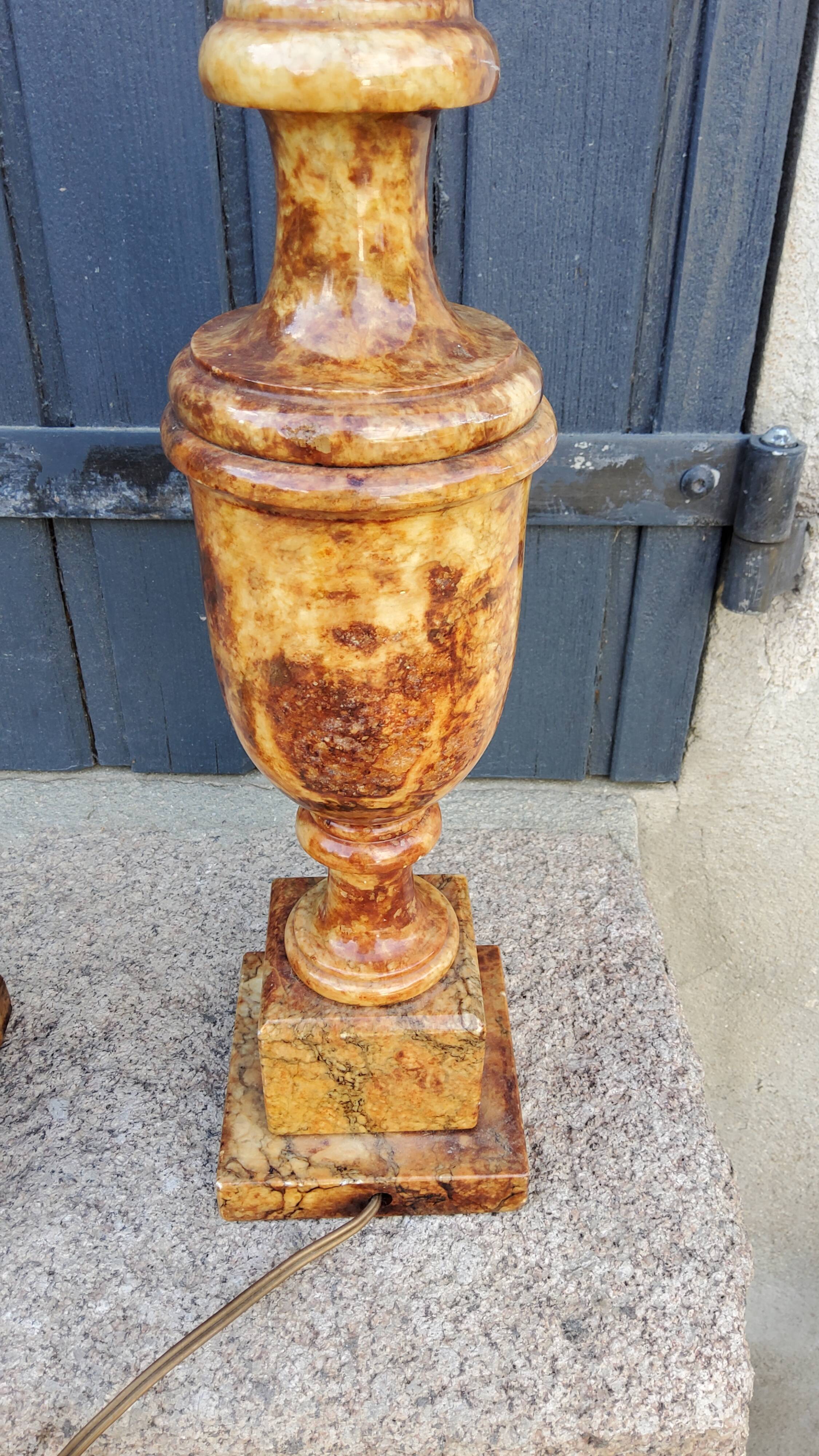 Paire de pieds de lampes des années 70 en albâtre