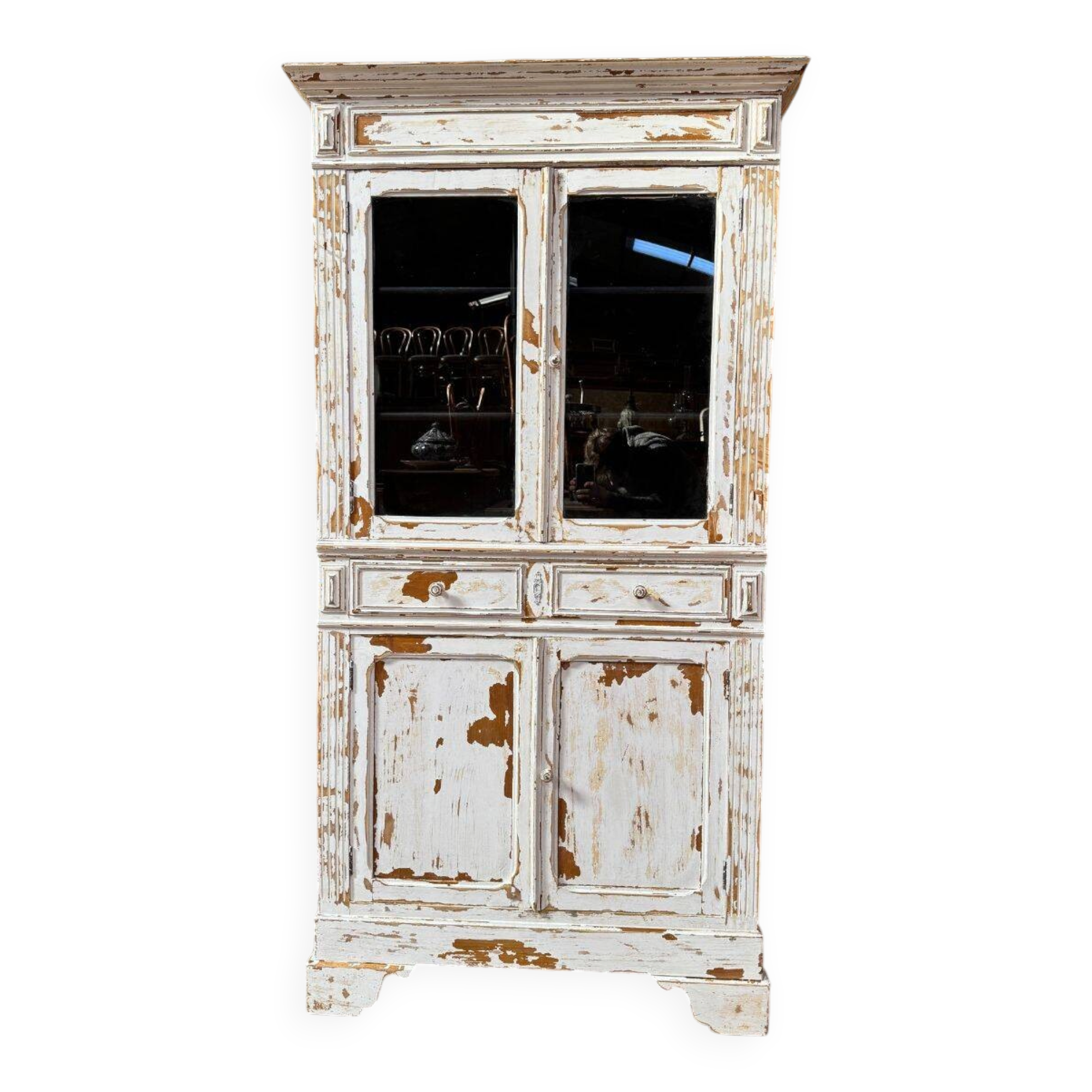 Armoire parisienne vitrée et patinée