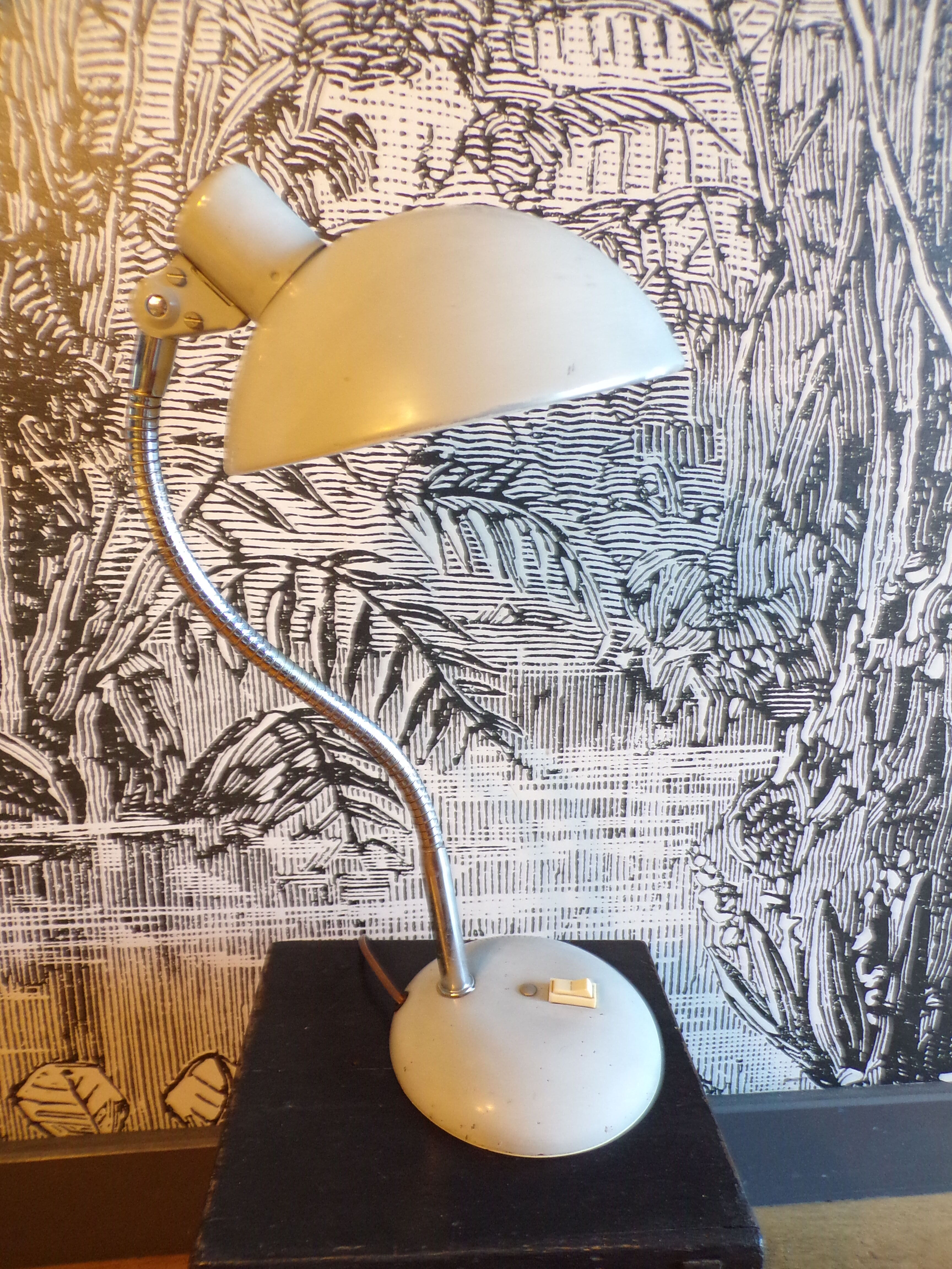 Articulated workshop lamp