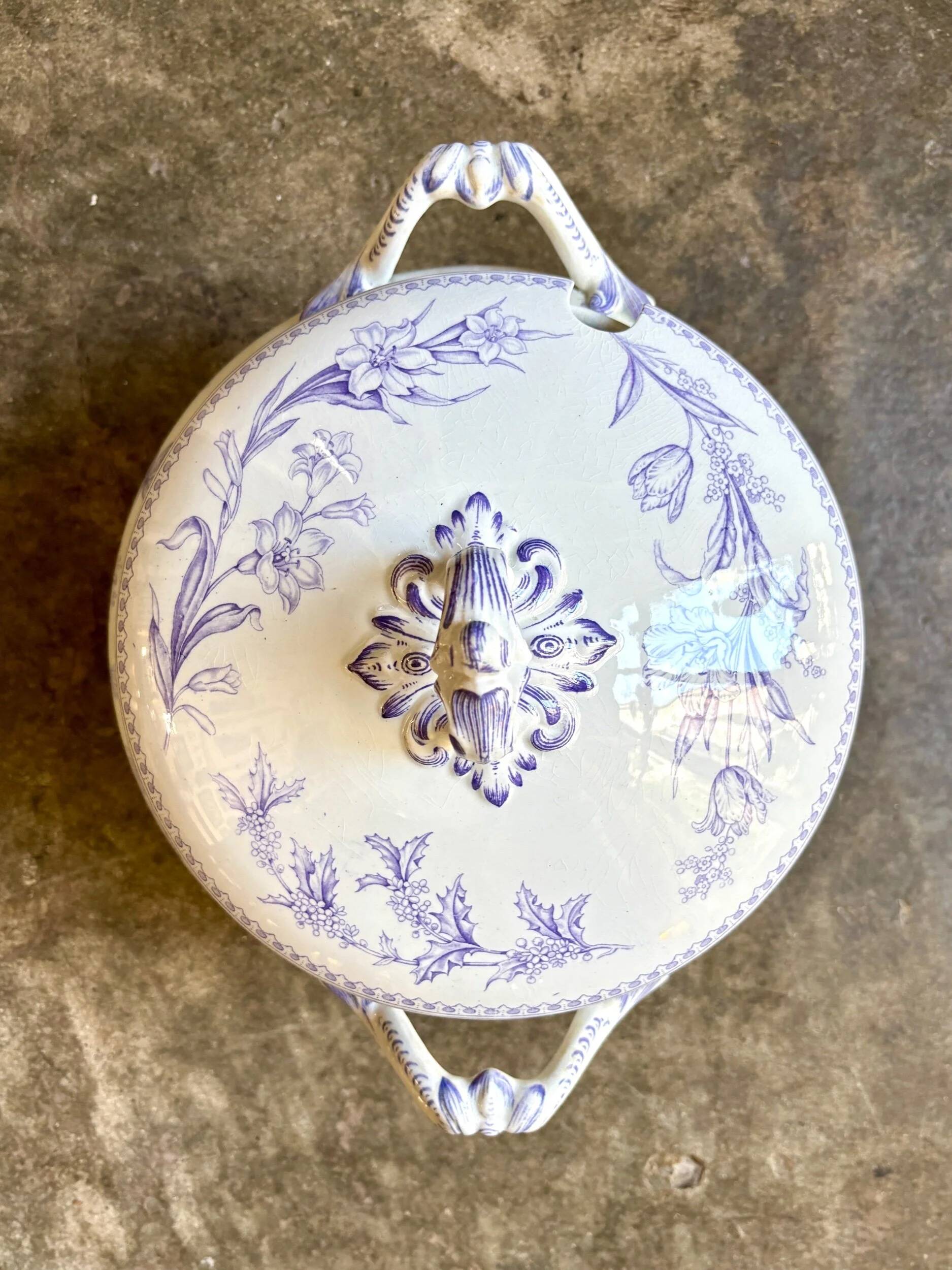 Soupière en terre de fer violette, service "Claremont"