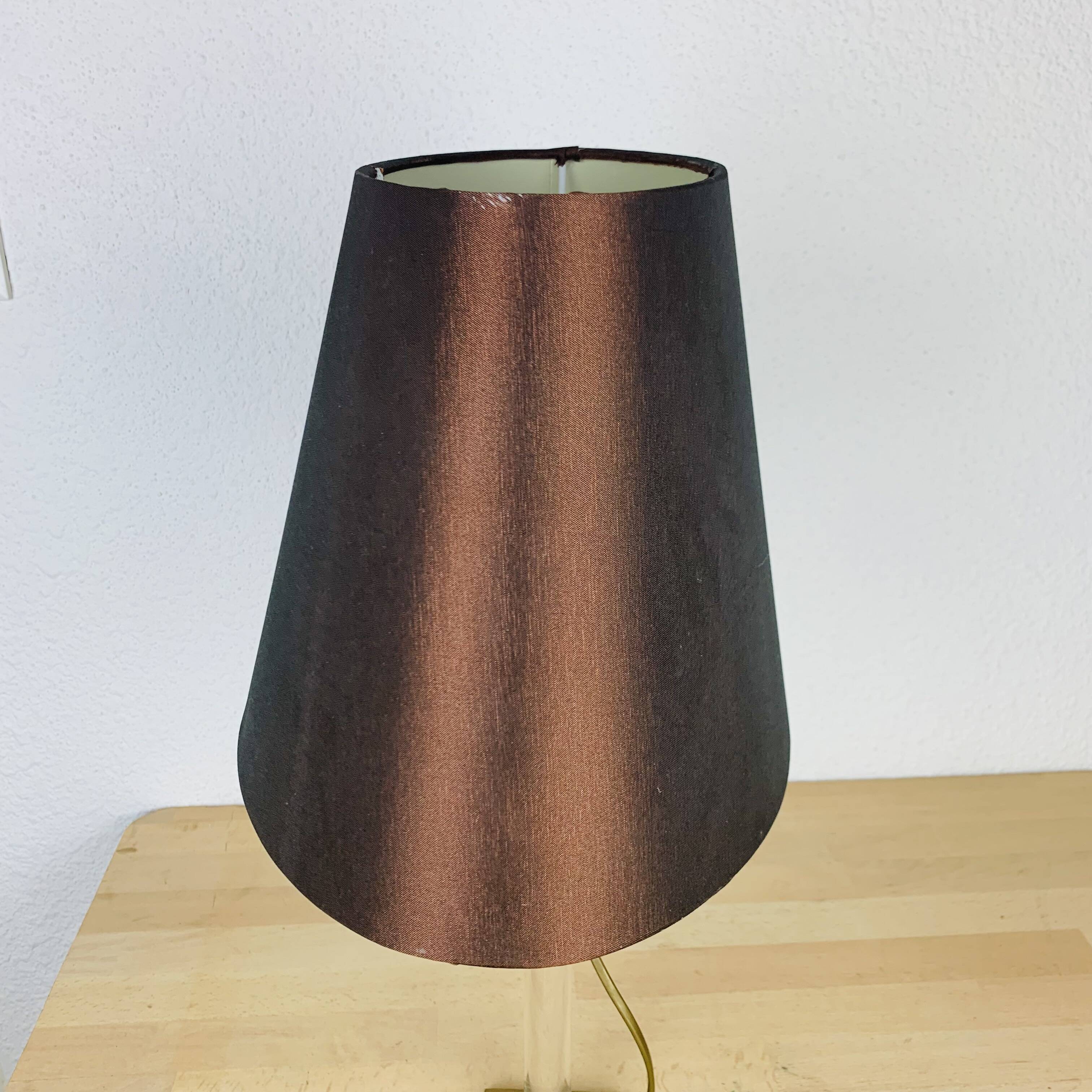 Hollywood Regency lamp in brass and plexiglass, 1970s.