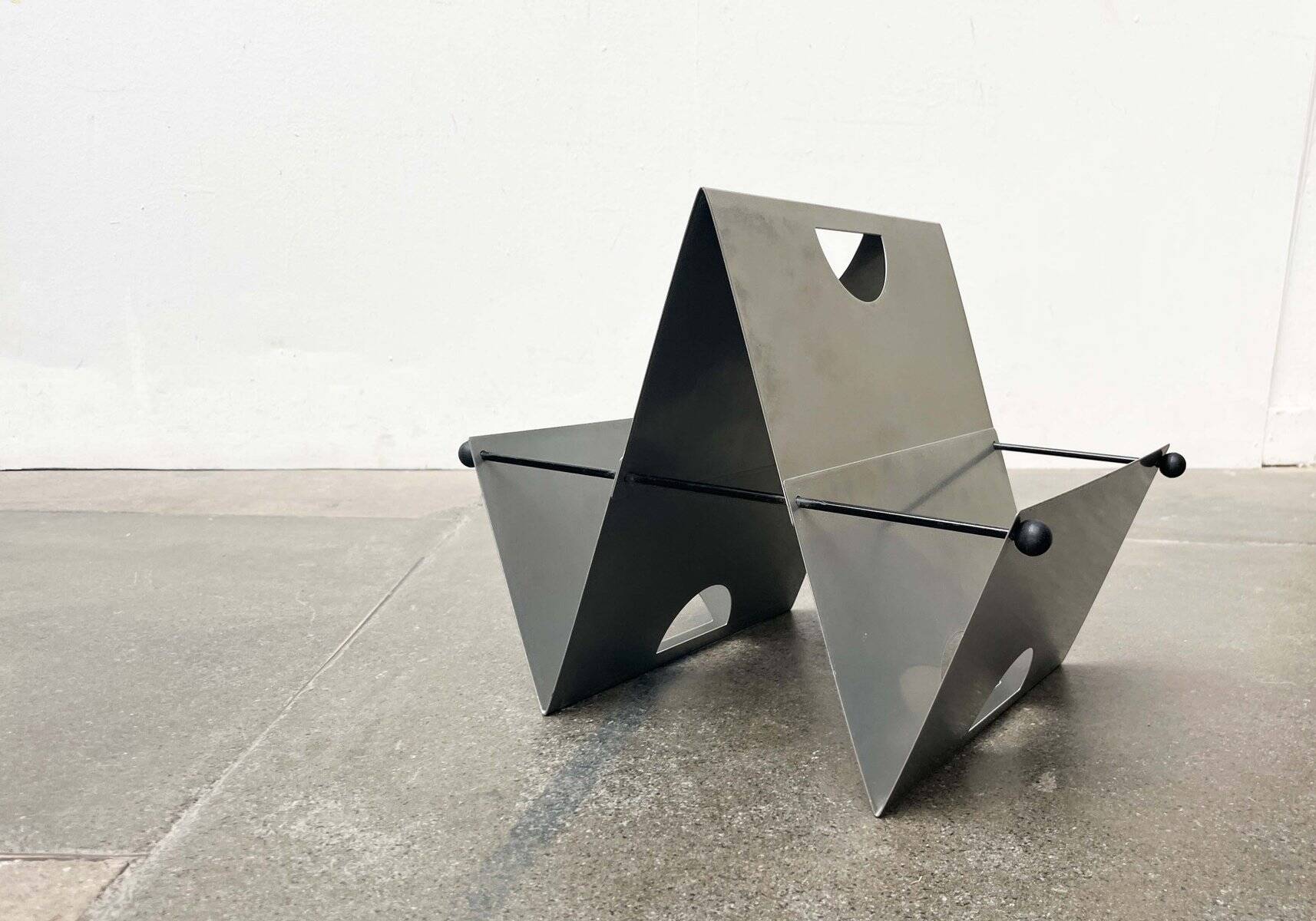 Porte-revues en métal postmoderne italien, années 1980