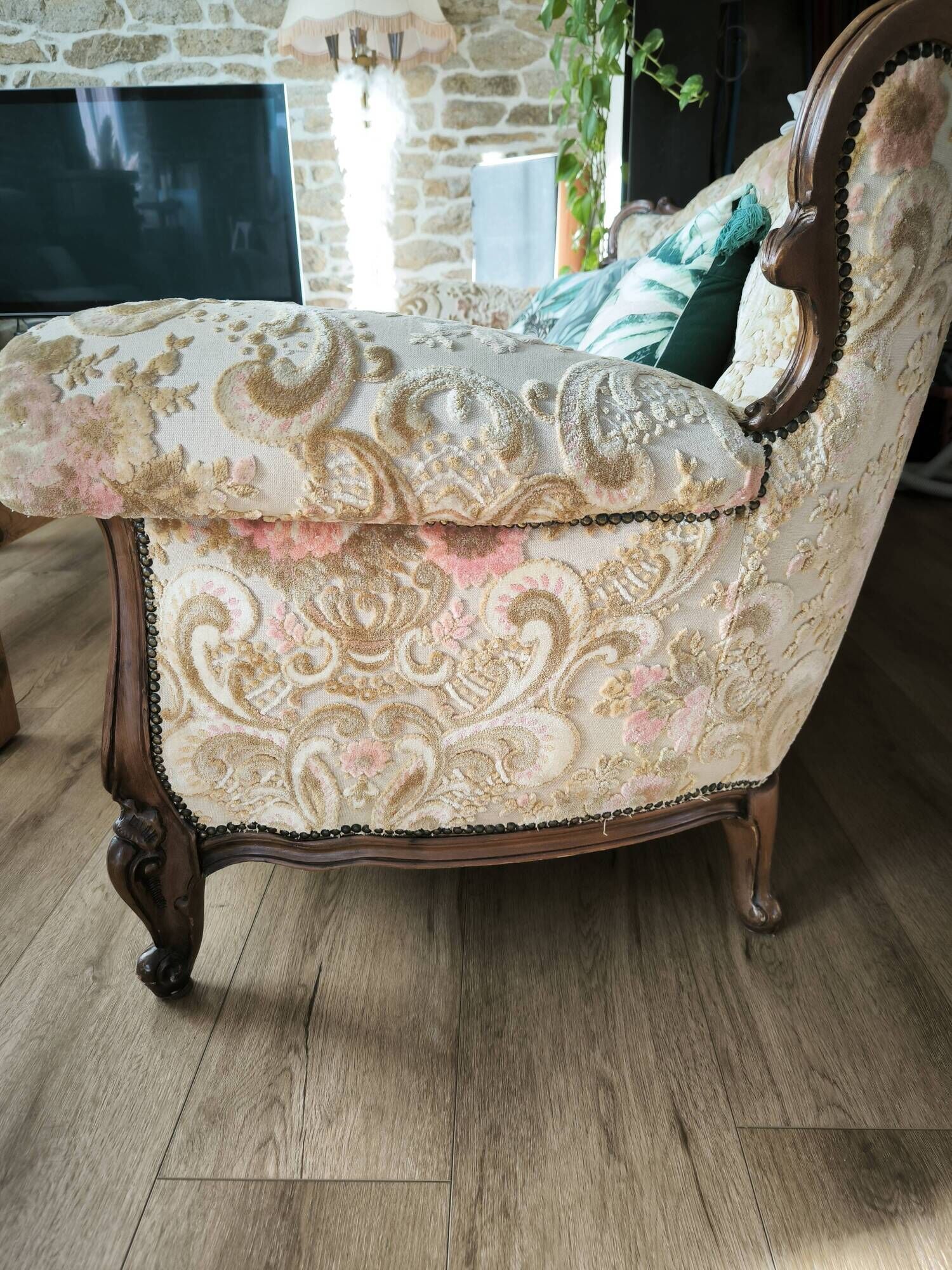 Canapé trois places et ses deux fauteuils style Louis XV rocaille