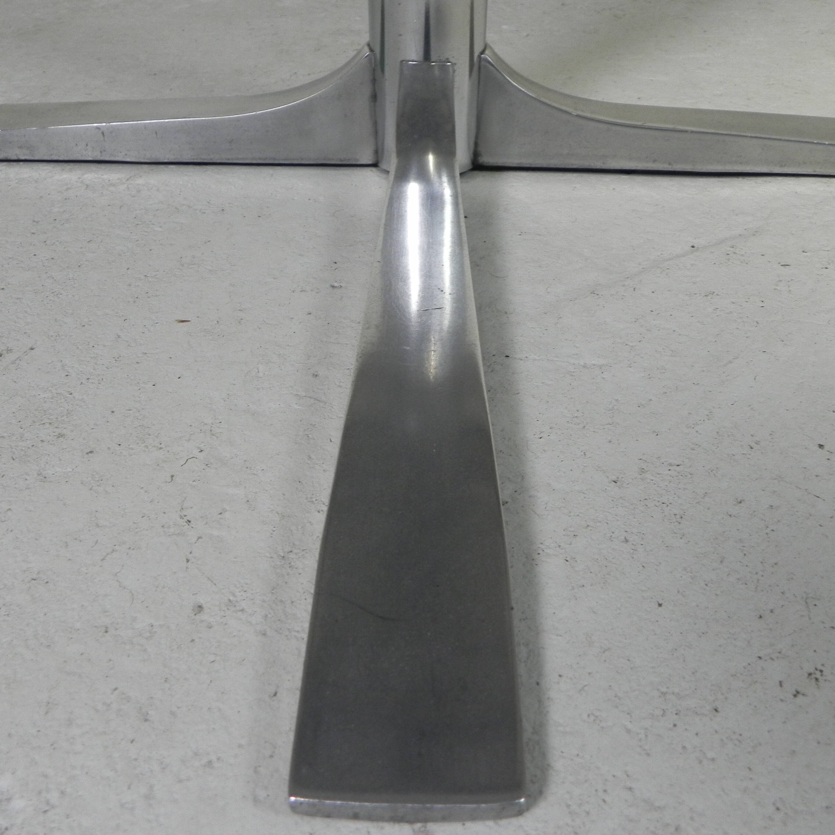 Vintage round dining table with a diameter of 100 cm, extendable to 135 cm, from the 1970s.