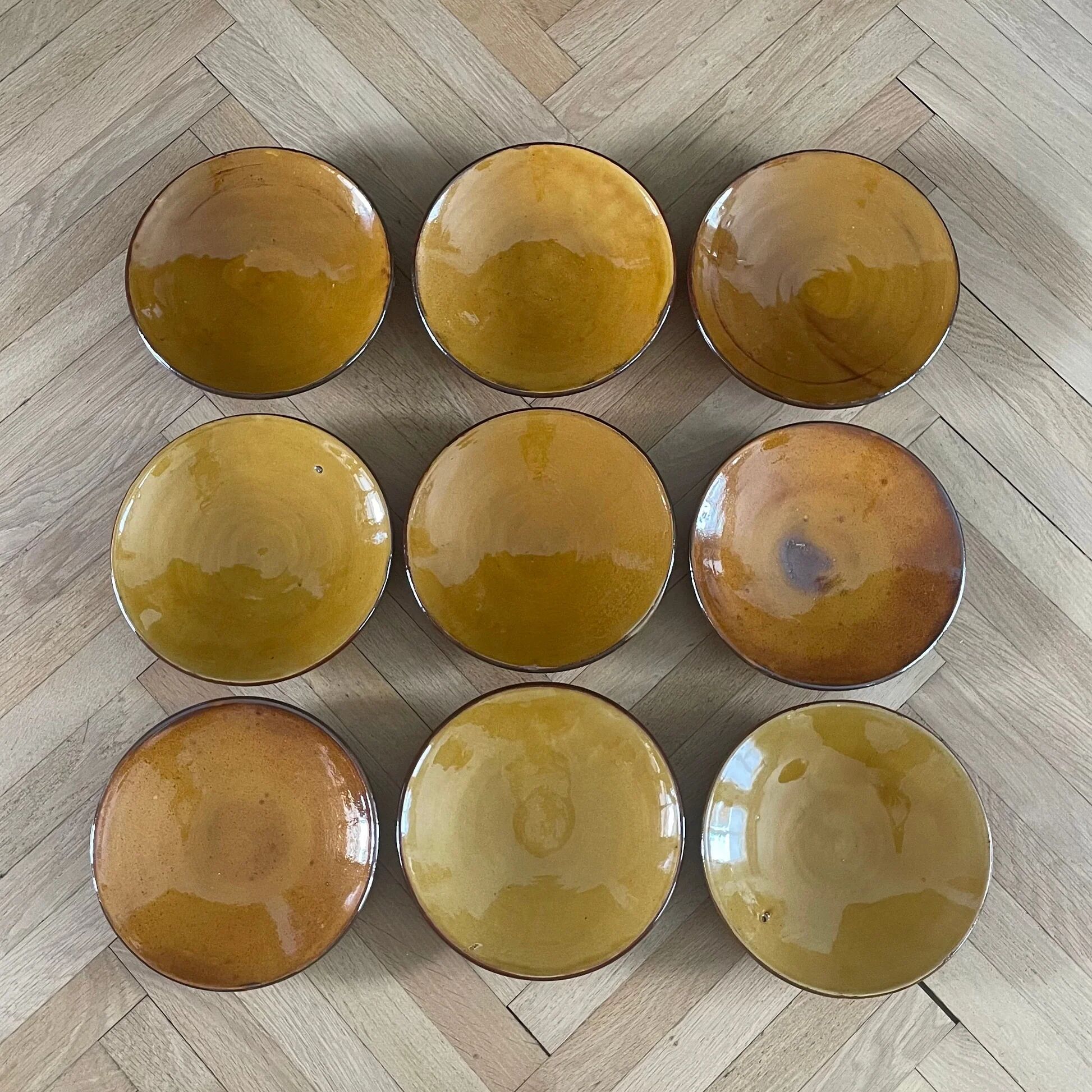Set of 9 mustard earthenware plates.