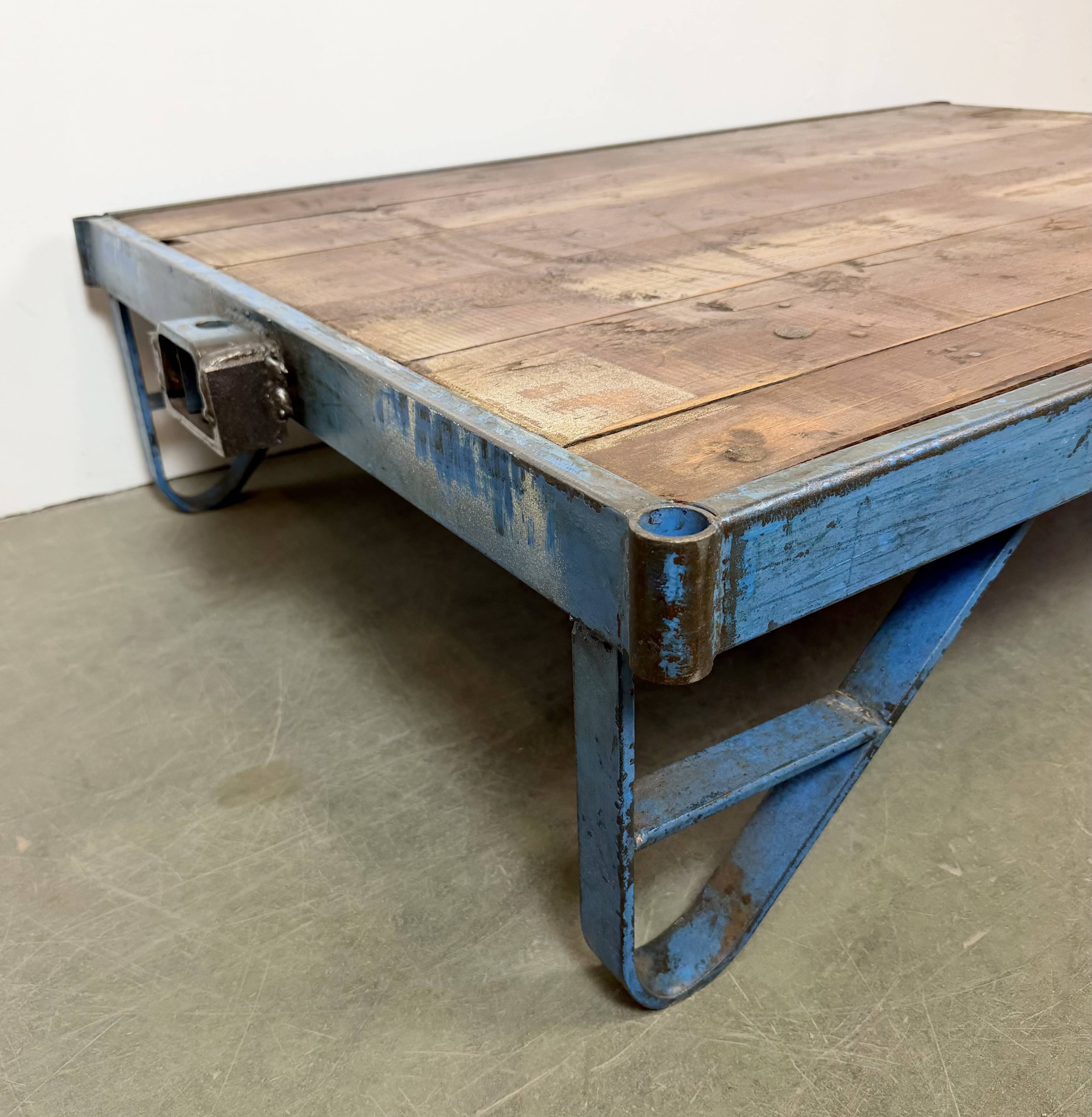 Table basse industrielle bleue, années 1960