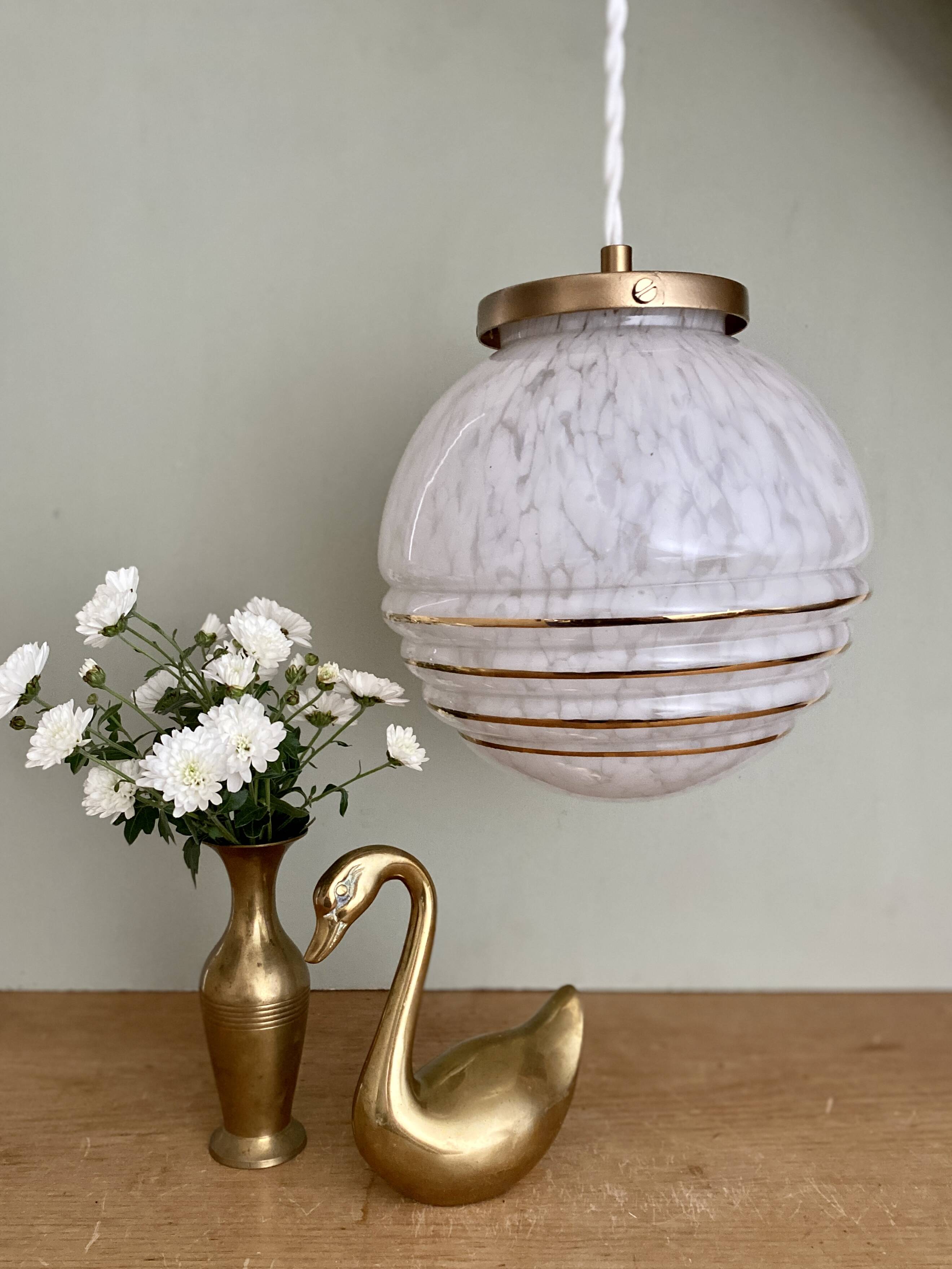 Suspension globe vintage en verre de clichy blanc et or