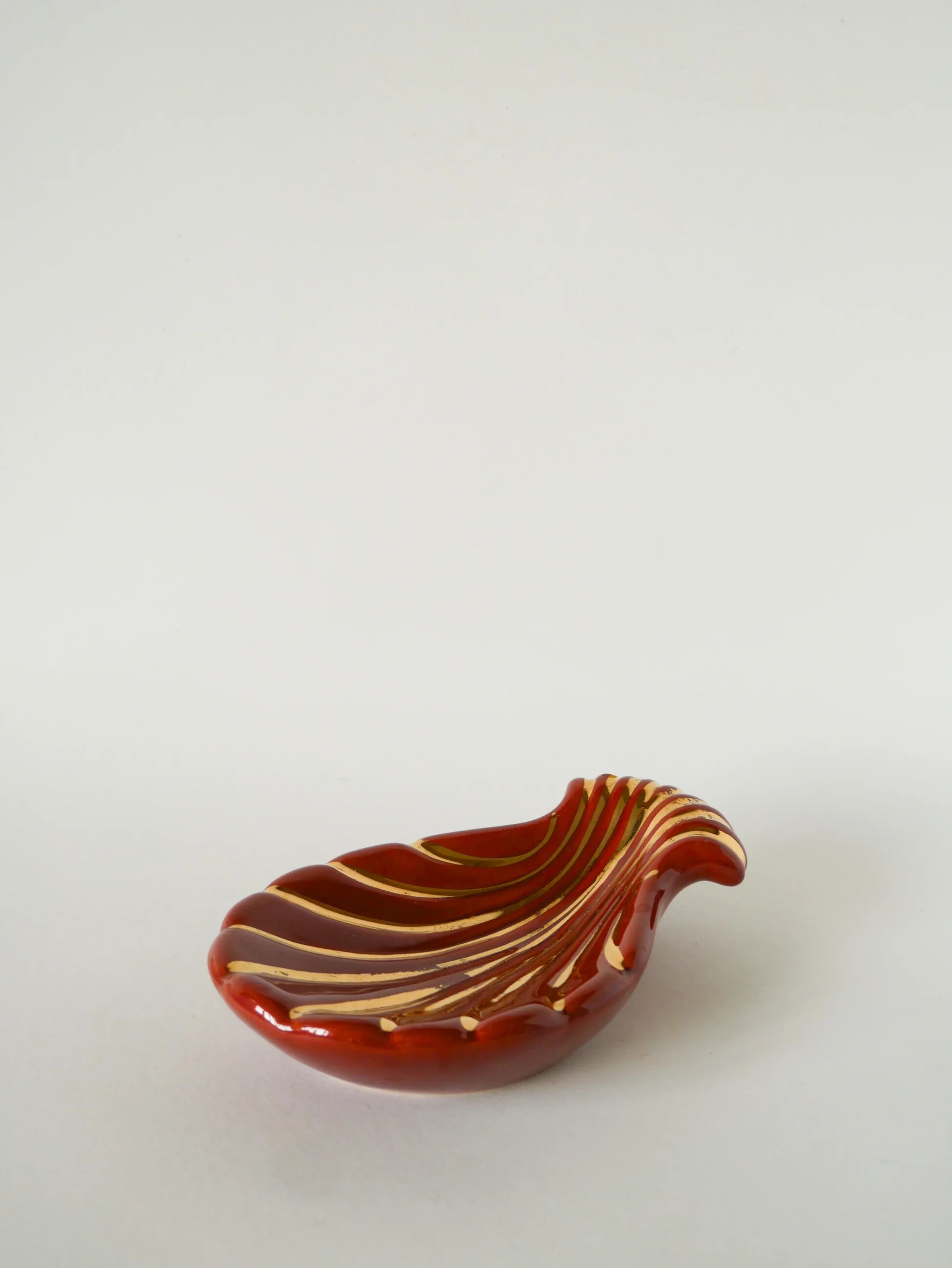 Shell-shaped ceramic catchall, Magdalithe, brick and gold, 1970.