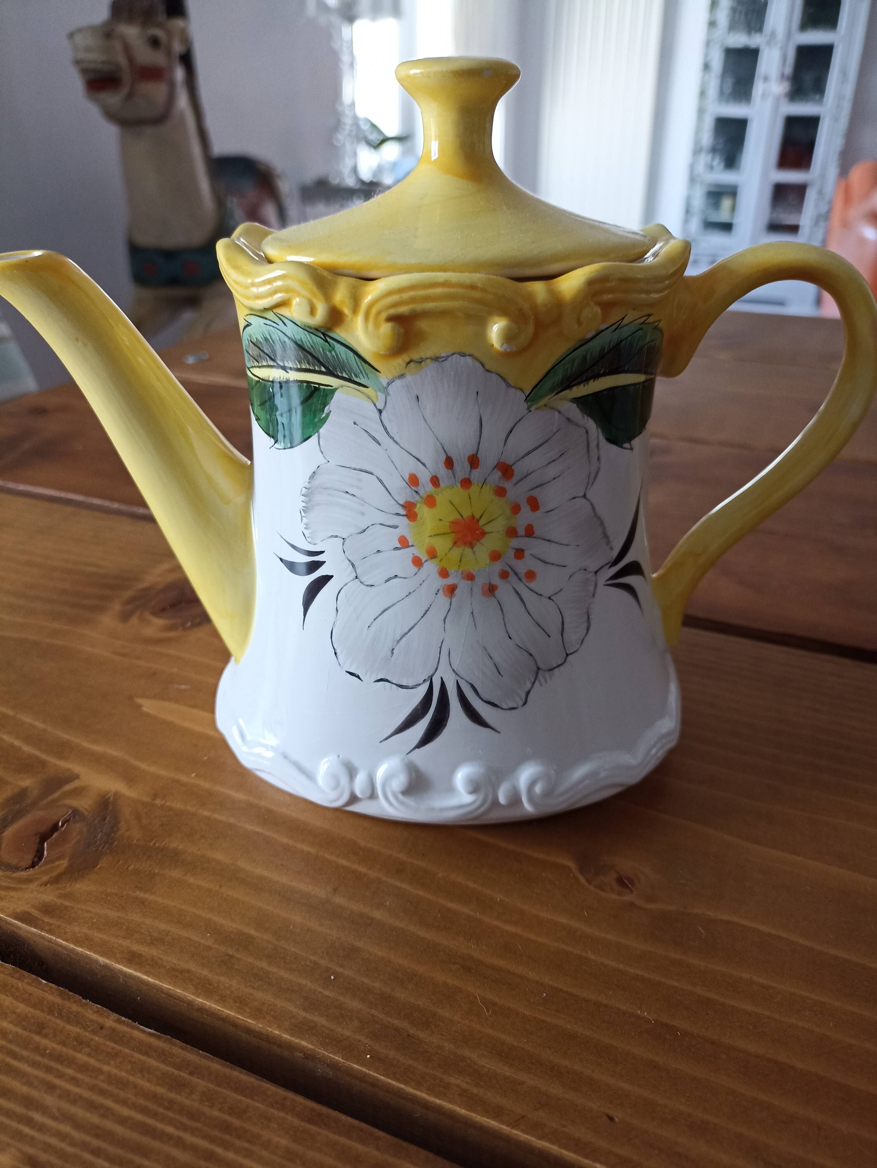 Teapot porcelain white daisies