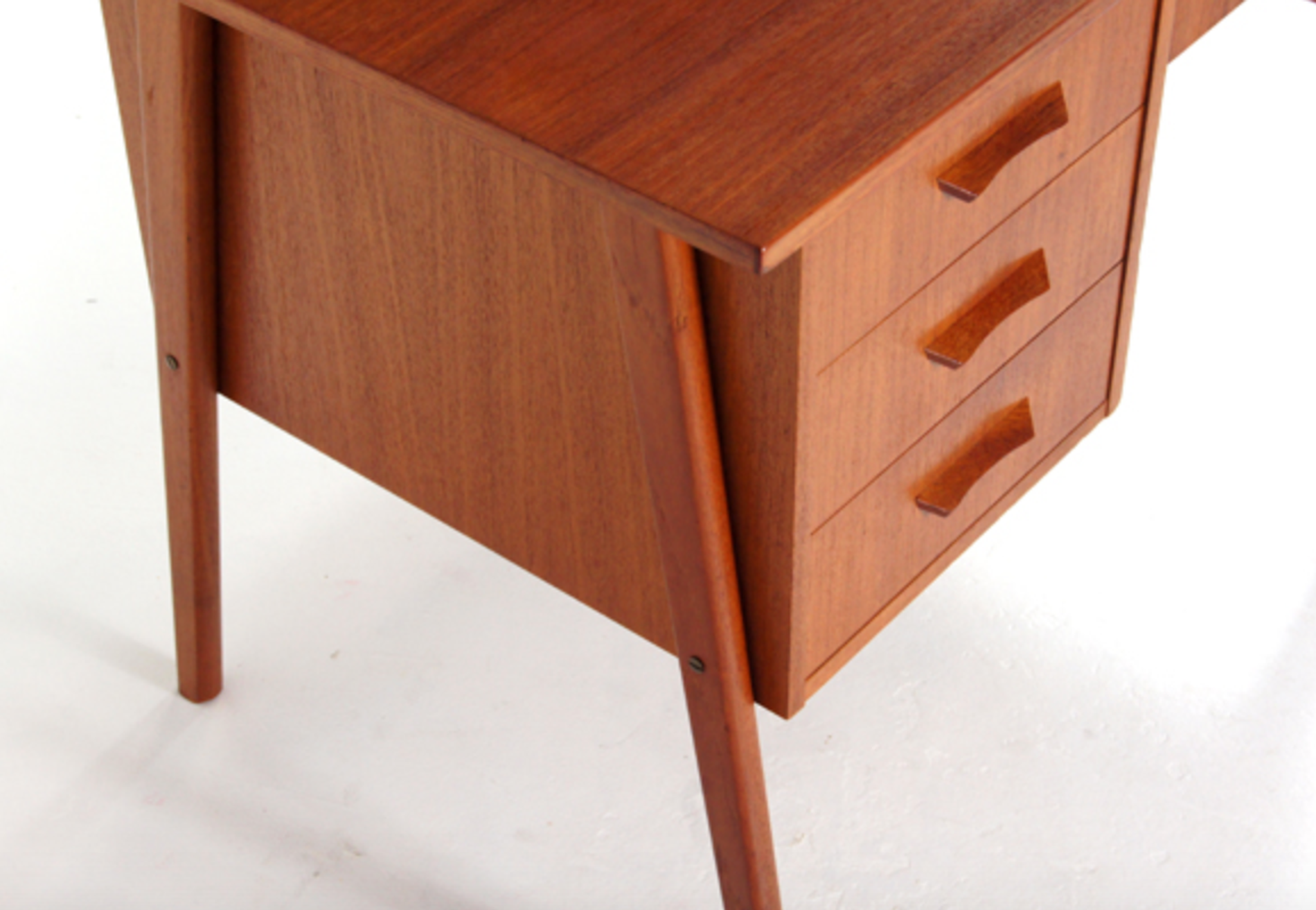 Simple pedestal pedestal desk in vintage danish retro teak from the 60s/70s