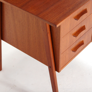 Simple pedestal pedestal desk in vintage danish retro teak from the 60s/70s