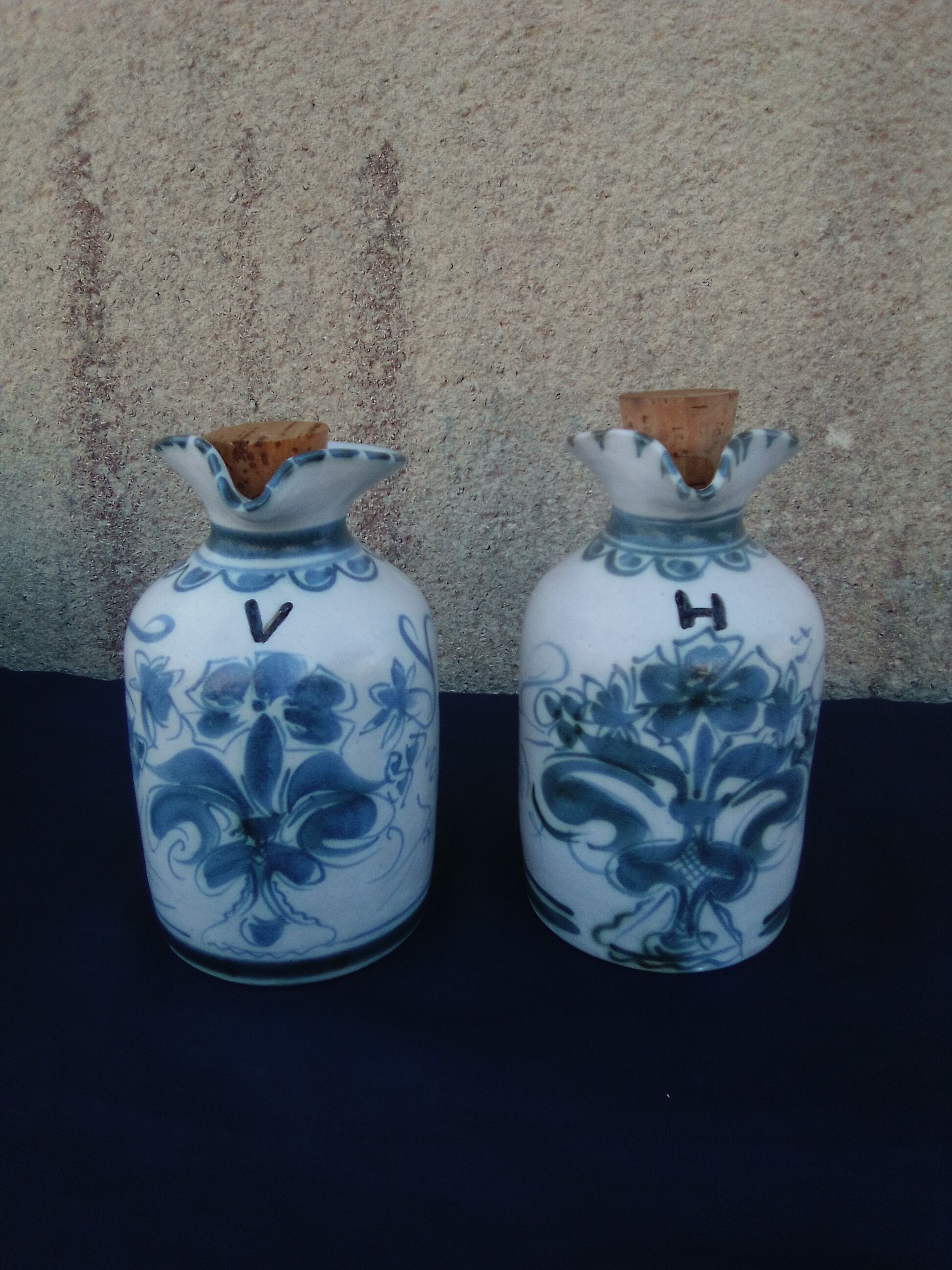 Huile et vinaigre en faïence de Quimper Keraluc  H 13,5 cm
