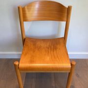 Suite de 6 chaises empilables en sapin