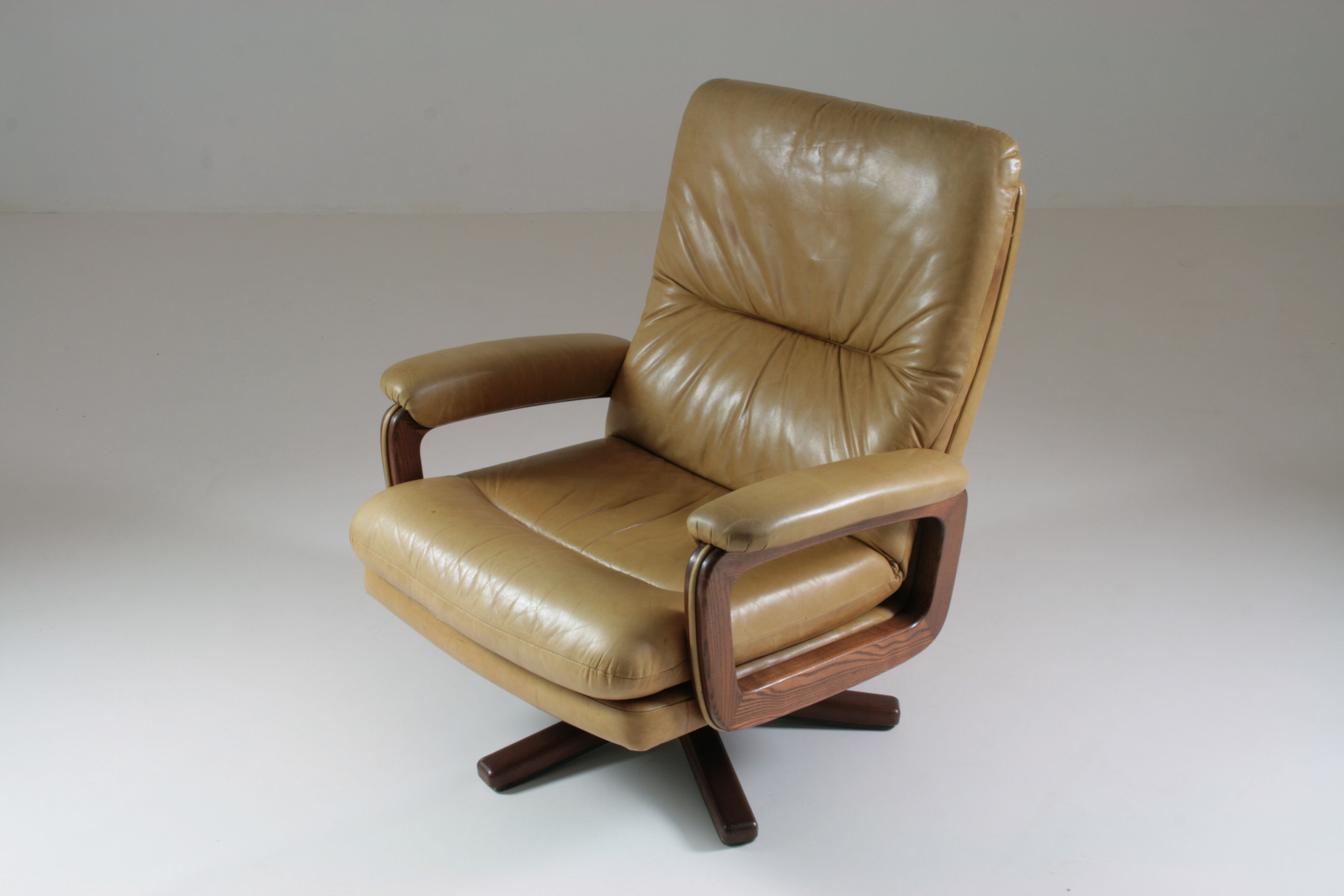 Leather lounge chair by André Vandenbeuck