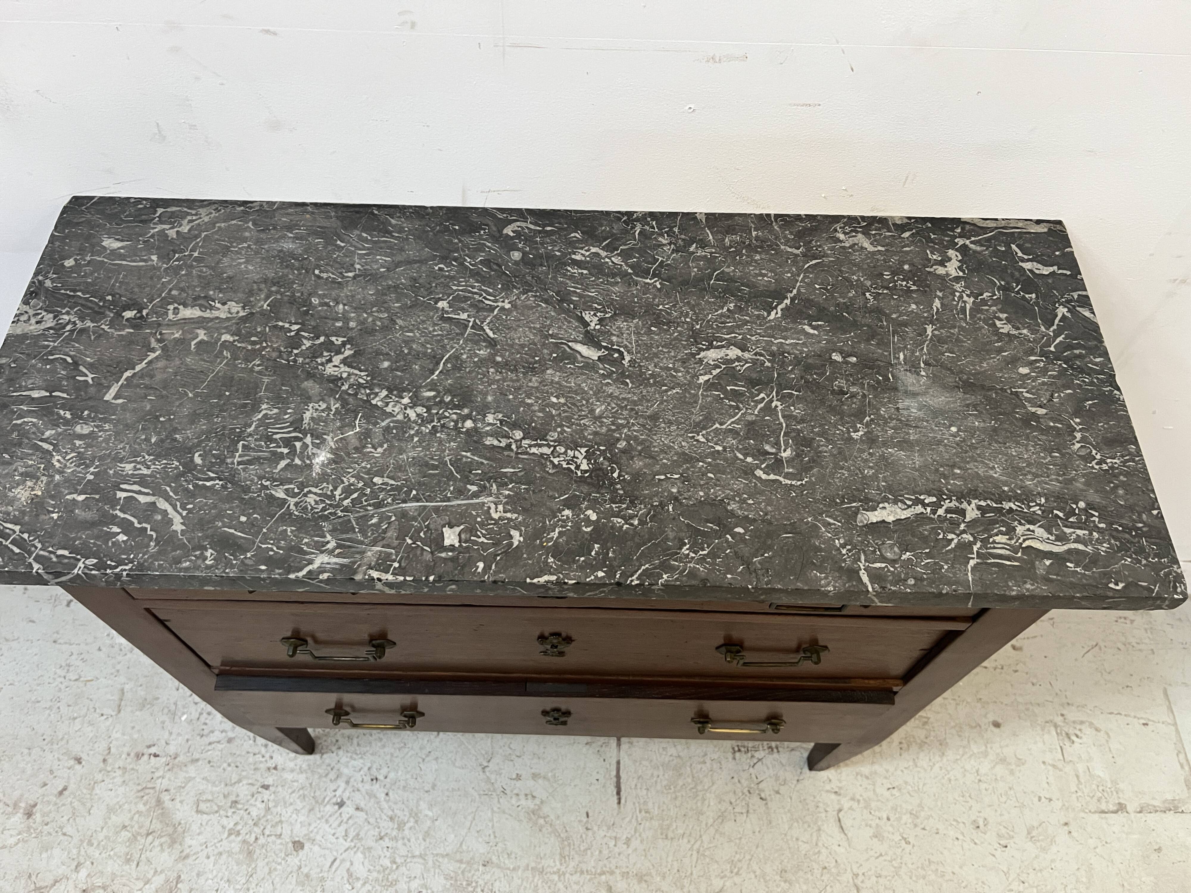 Commode de style Louis XVI en chêne massif XIX siècle