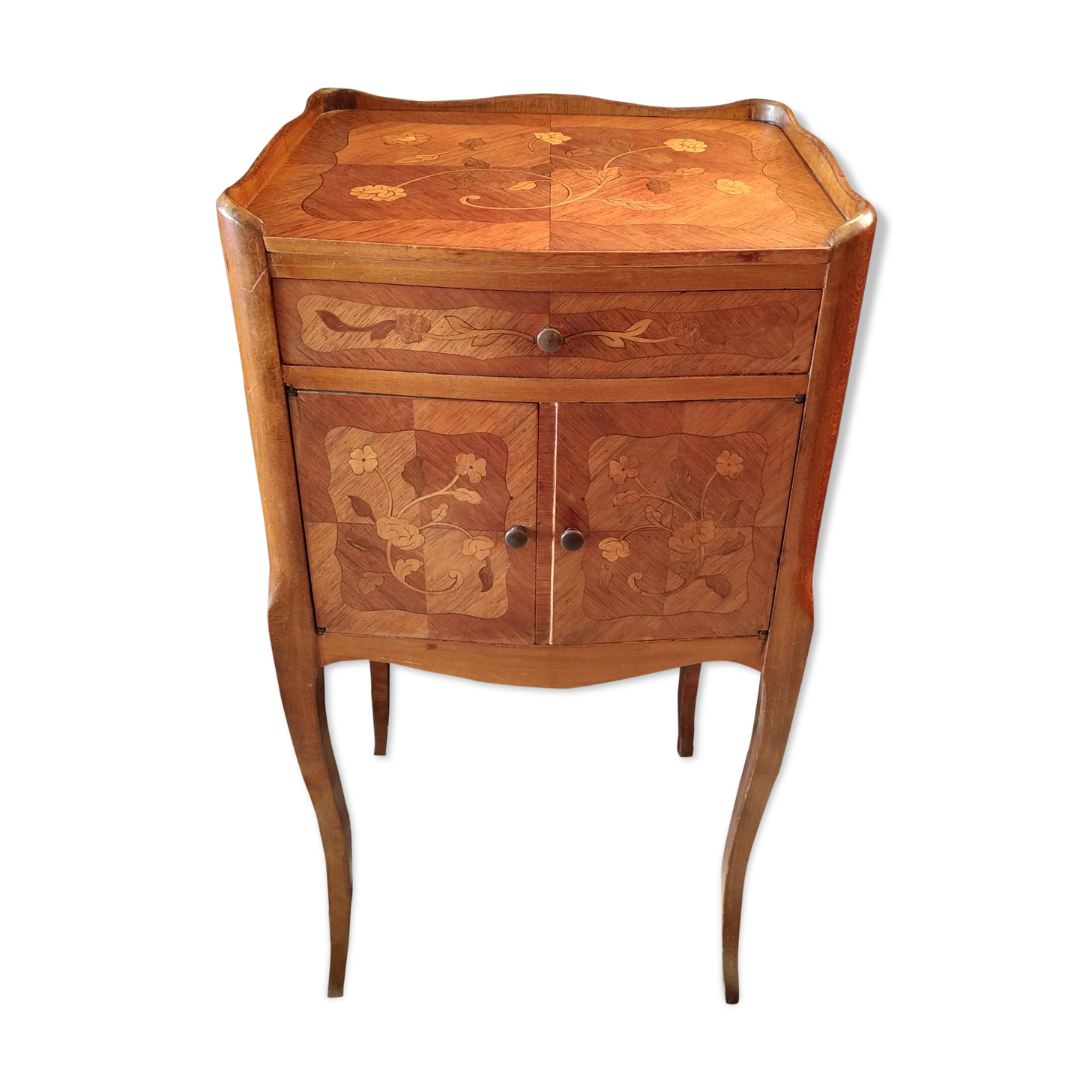 Bedside style transition floral décor