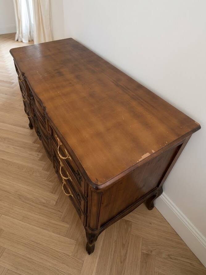 Classic style brown wooden chest of drawers