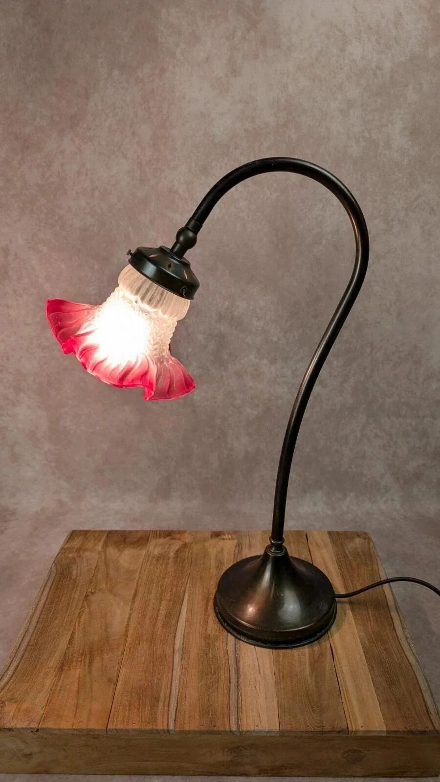 Vintage lamp with retro charm – frosted pink glass tulip