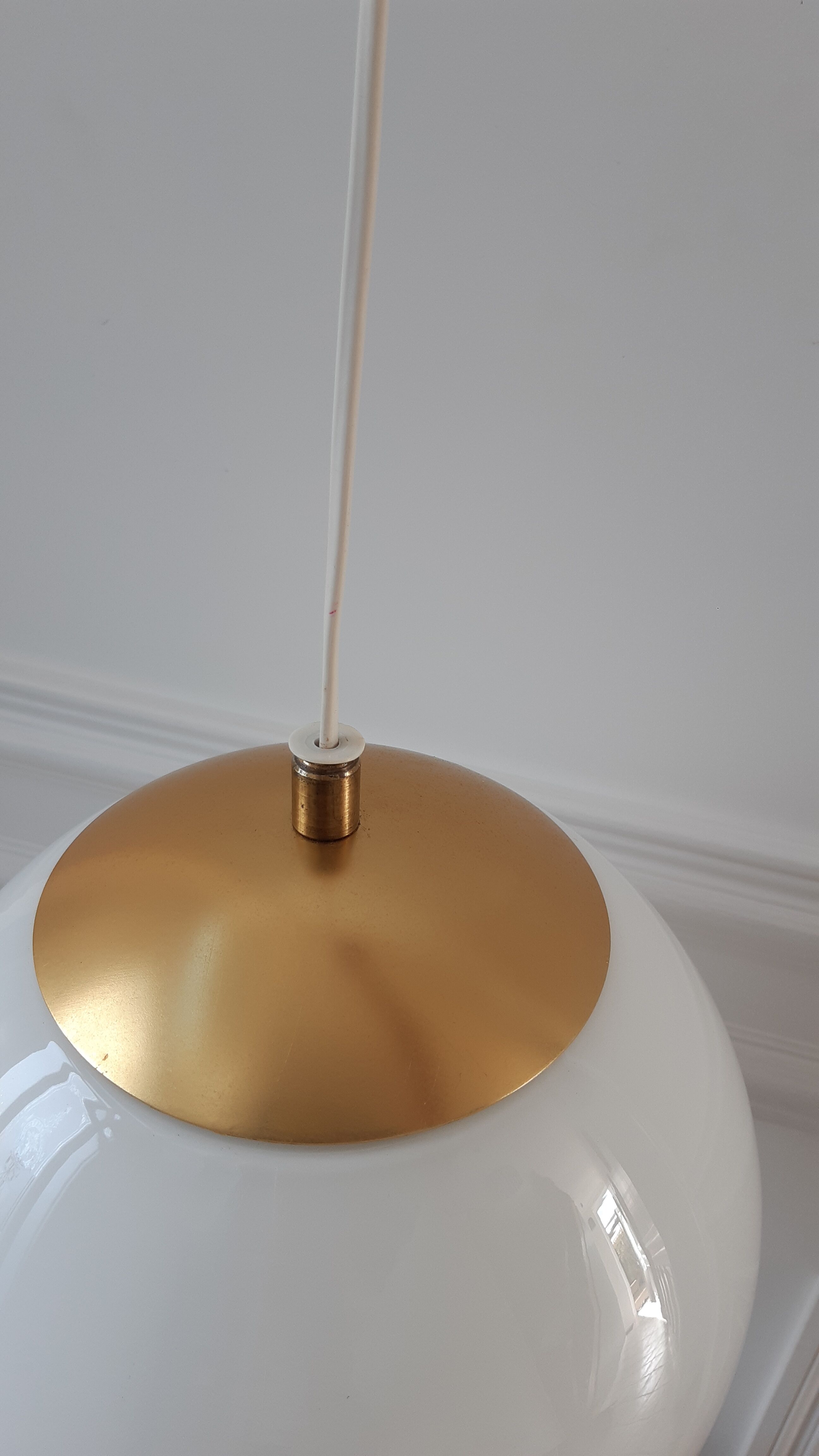 Suspension ball globe in white and gold opaline years 60-70