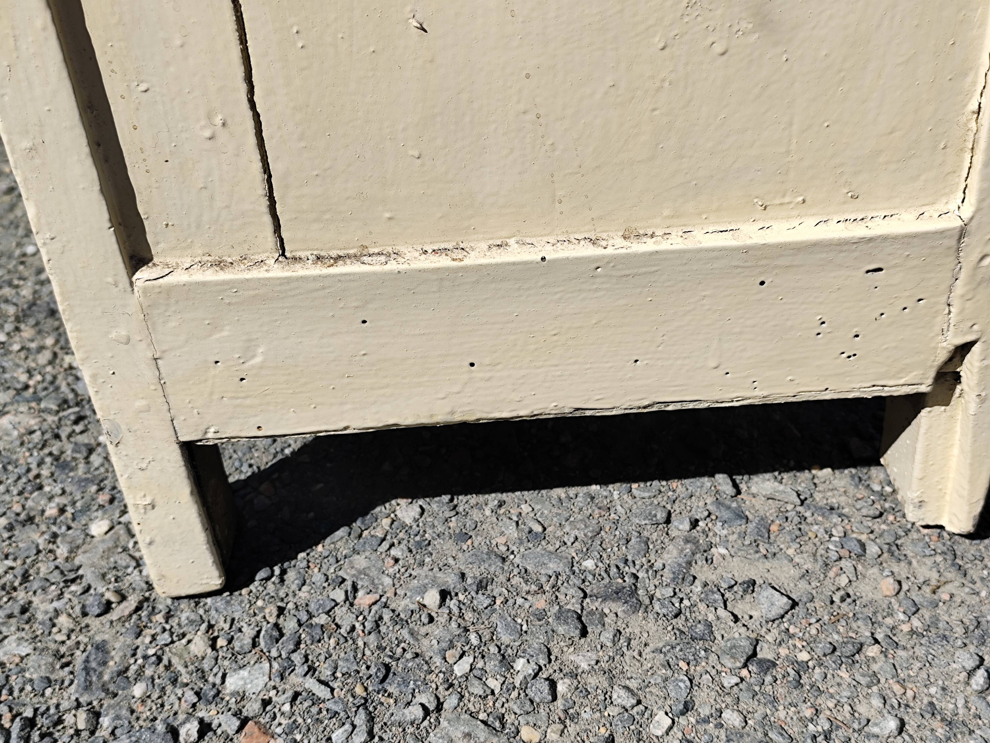 Small Parisian sideboard with one drawer and two doors, white lacquered
