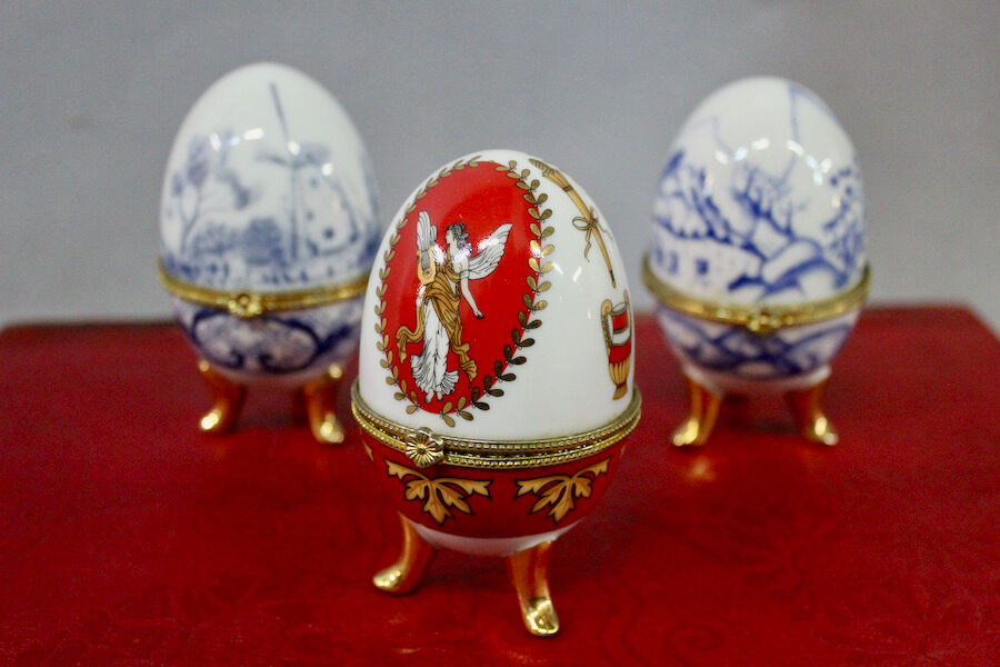 Porcelain egg-shaped boxes