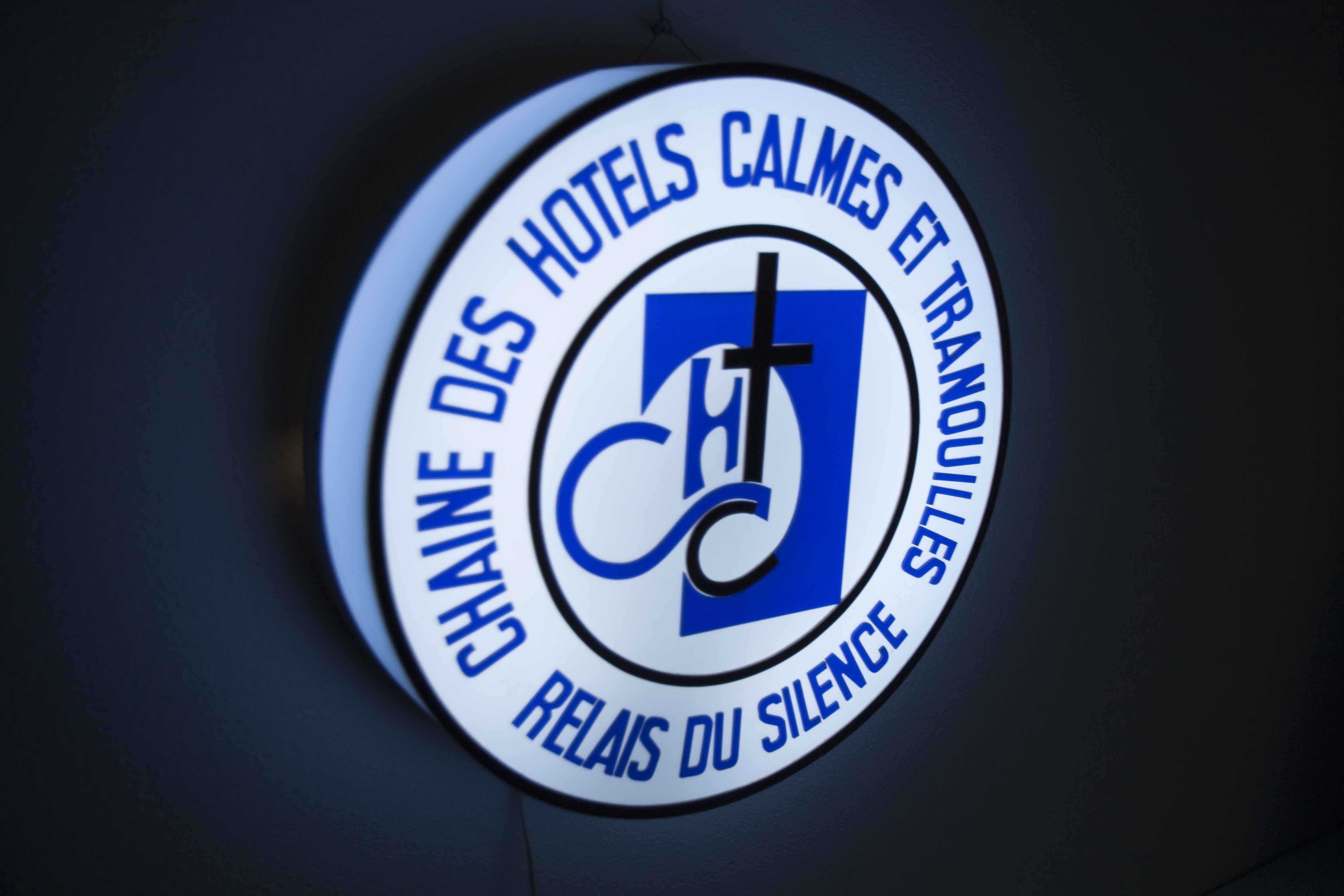 Round blue luminous sign 1970 relay of silence, quiet and quiet hotel